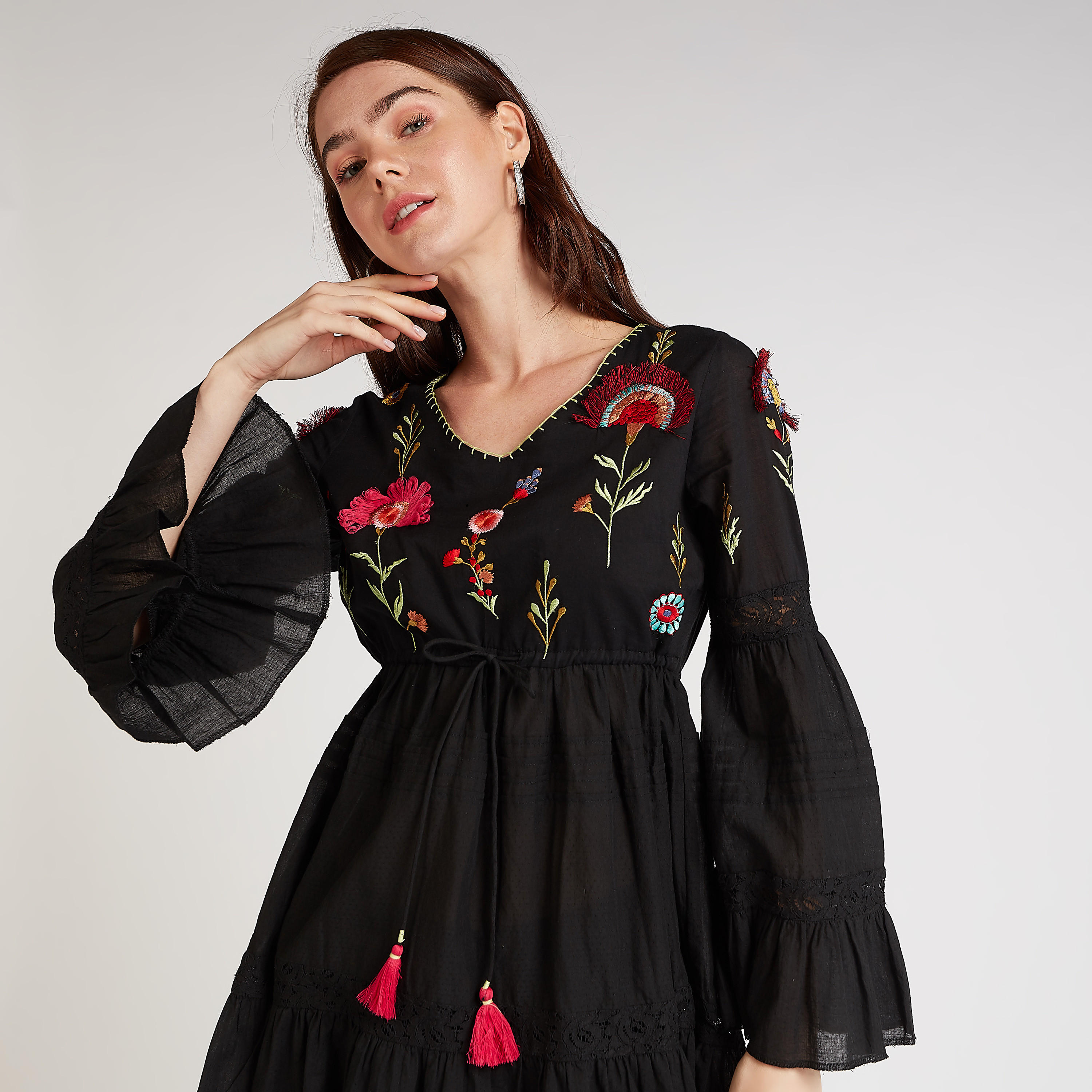 بلوزة طويلة مطرزة بياقة V وأكمام واسعة-women-clothing-shirtsandblouses-blouses-image-5