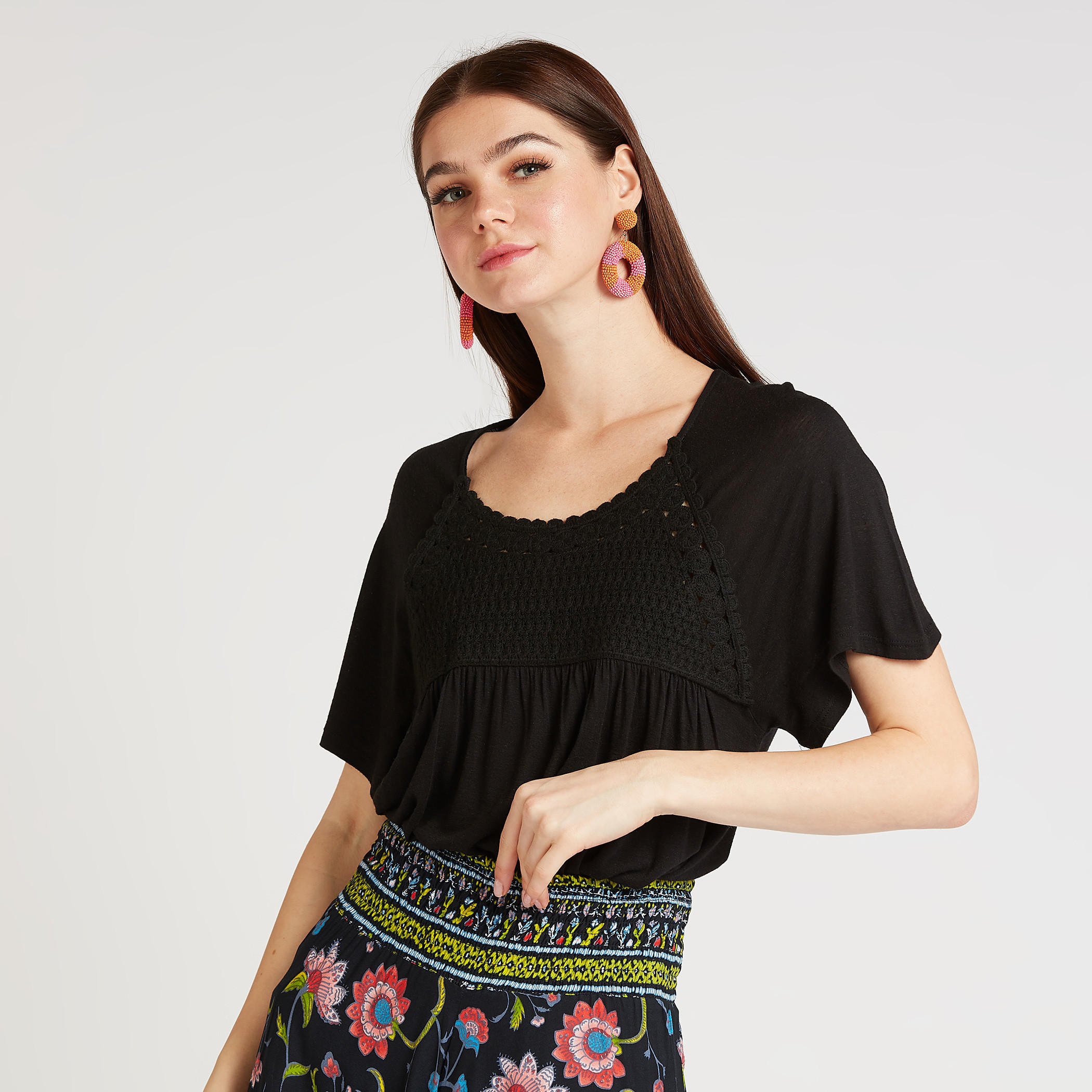 بلوزة بتفاصيل دانتيل وياقة مستديرة وأكمام قصيرة-women-clothing-shirtsandblouses-blouses-image-1