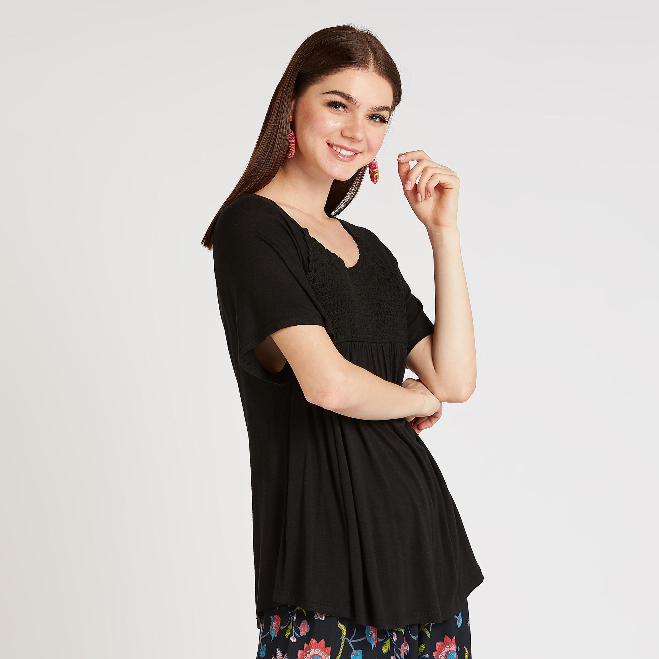 بلوزة بتفاصيل دانتيل وياقة مستديرة وأكمام قصيرة-women-clothing-shirtsandblouses-blouses-image-5