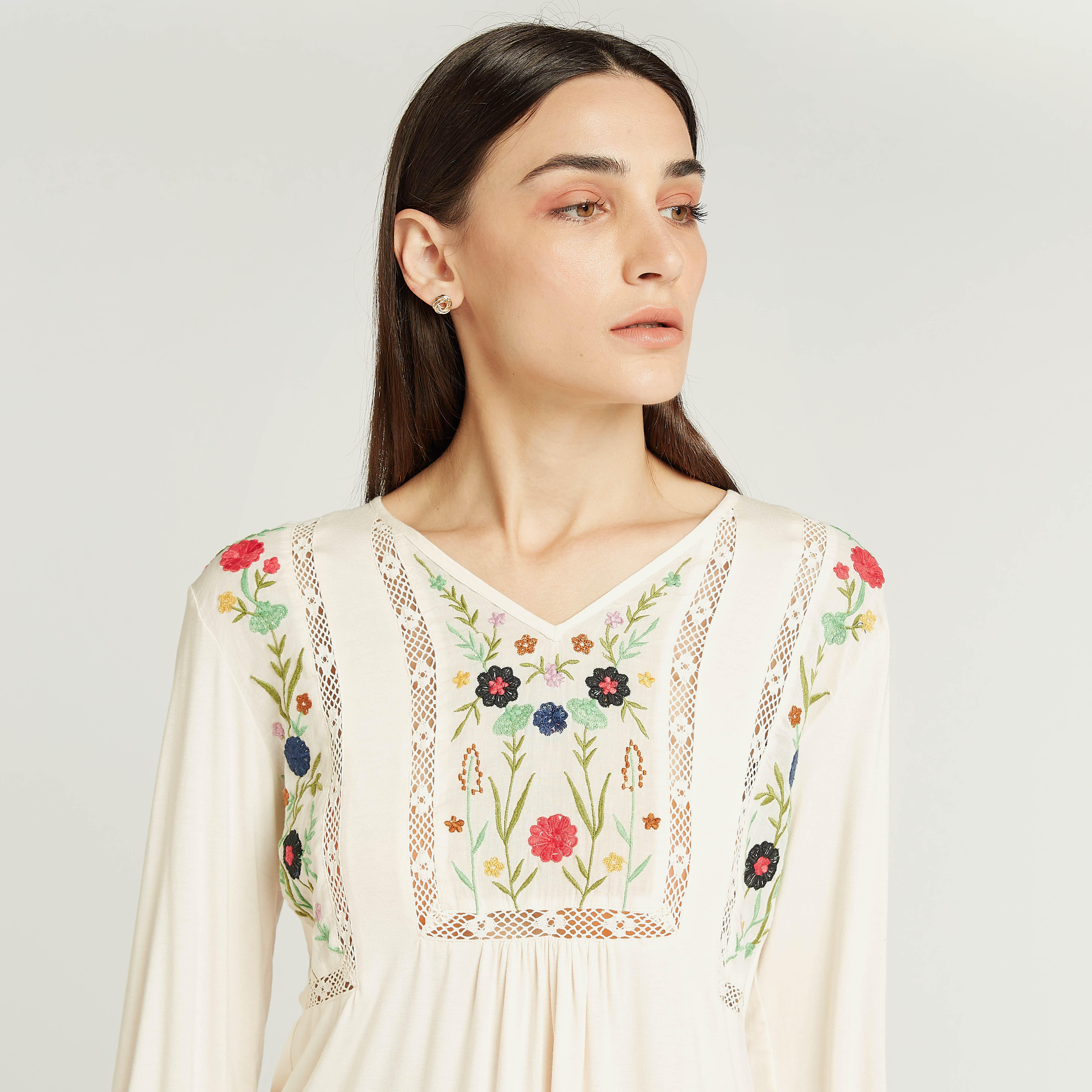 بلوزة مطرزة بياقة V وأكمام طويلة-women-clothing-tshirts-image-3