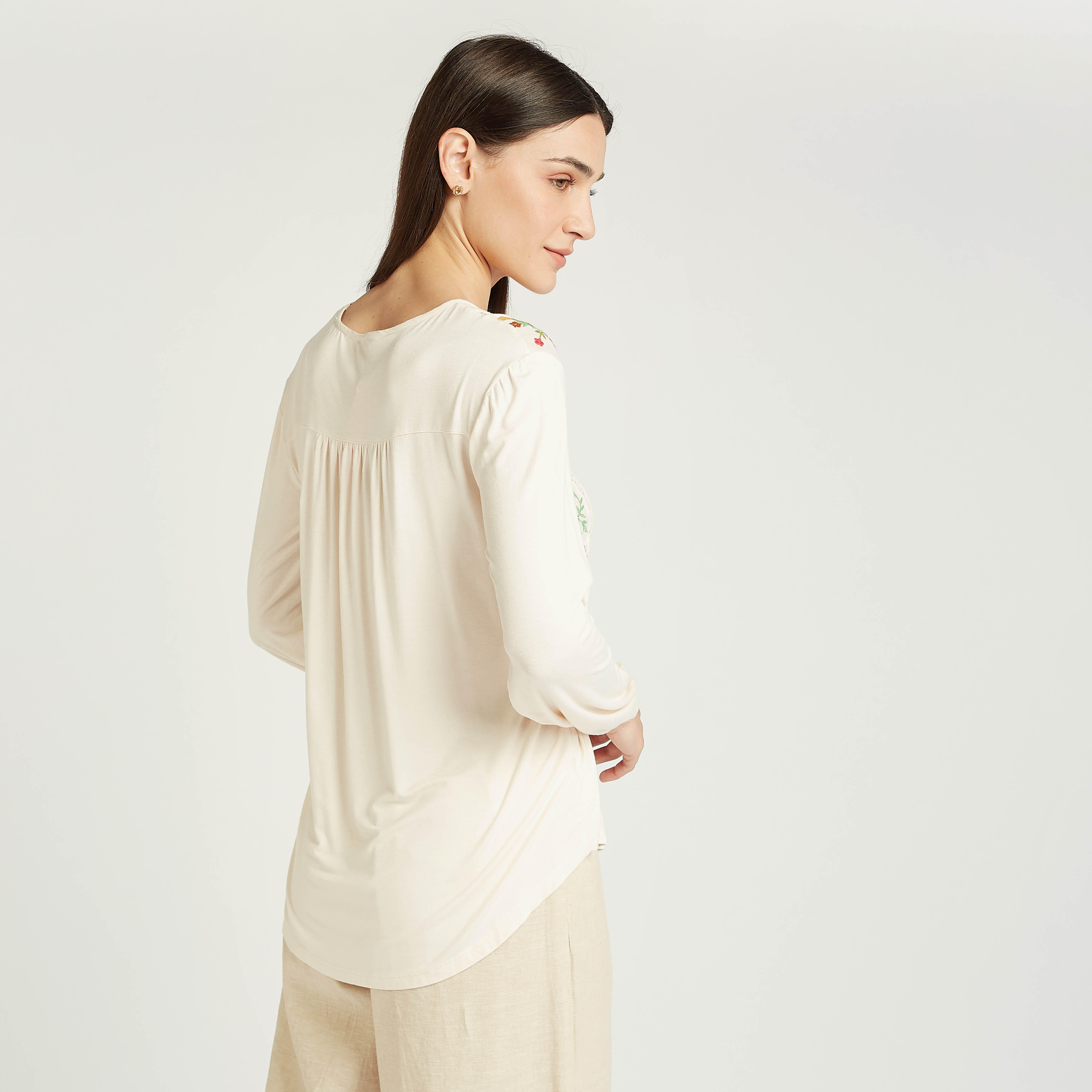 بلوزة مطرزة بياقة V وأكمام طويلة-women-clothing-tshirts-image-4