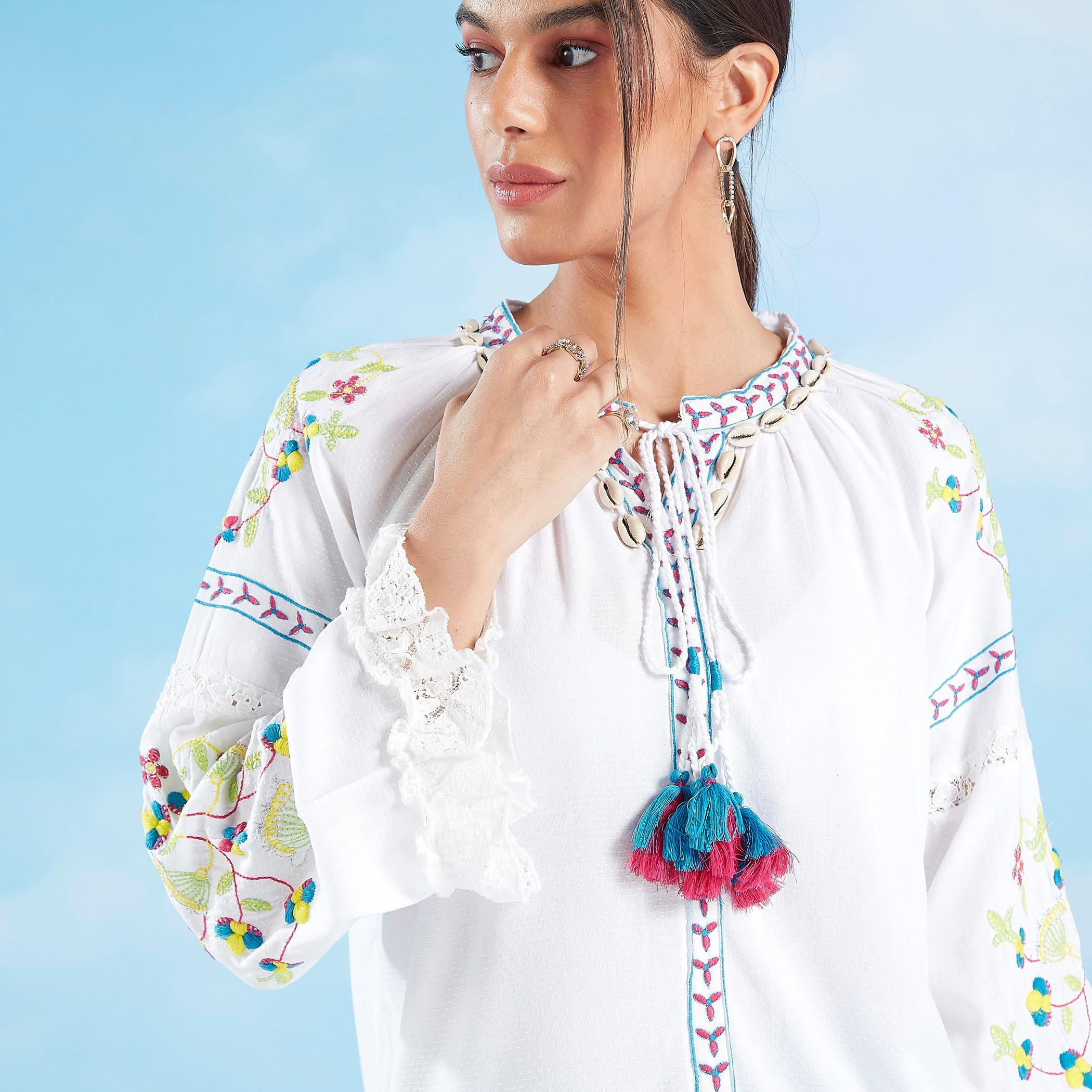 بلوزة مطرزة بأكمام طويلة وربطة عنق-women-clothing-shirtsandblouses-blouses-image-3
