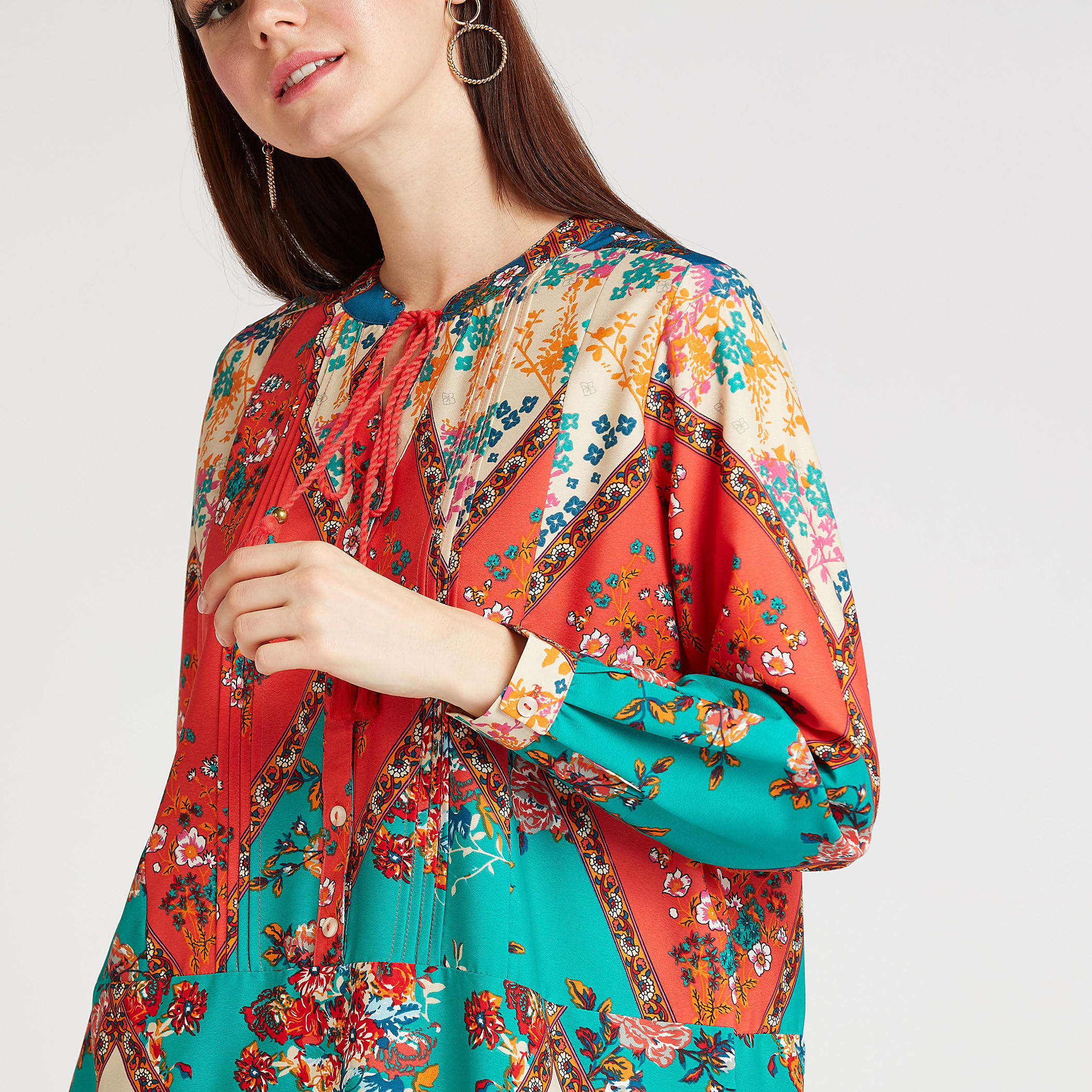 بلوزة طويلة بطبعات وأكمام طويلة وأربطة-women-clothing-shirtsandblouses-blouses-image-2