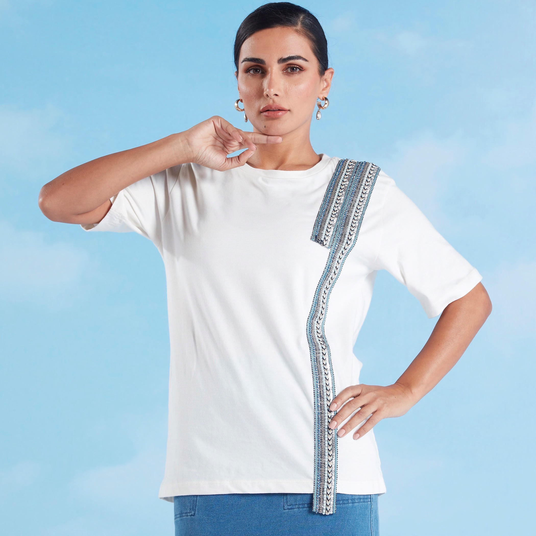 بلوزة مطرزة بياقة ضيقة وأكمام قصيرة-women-clothing-tshirts-image-1