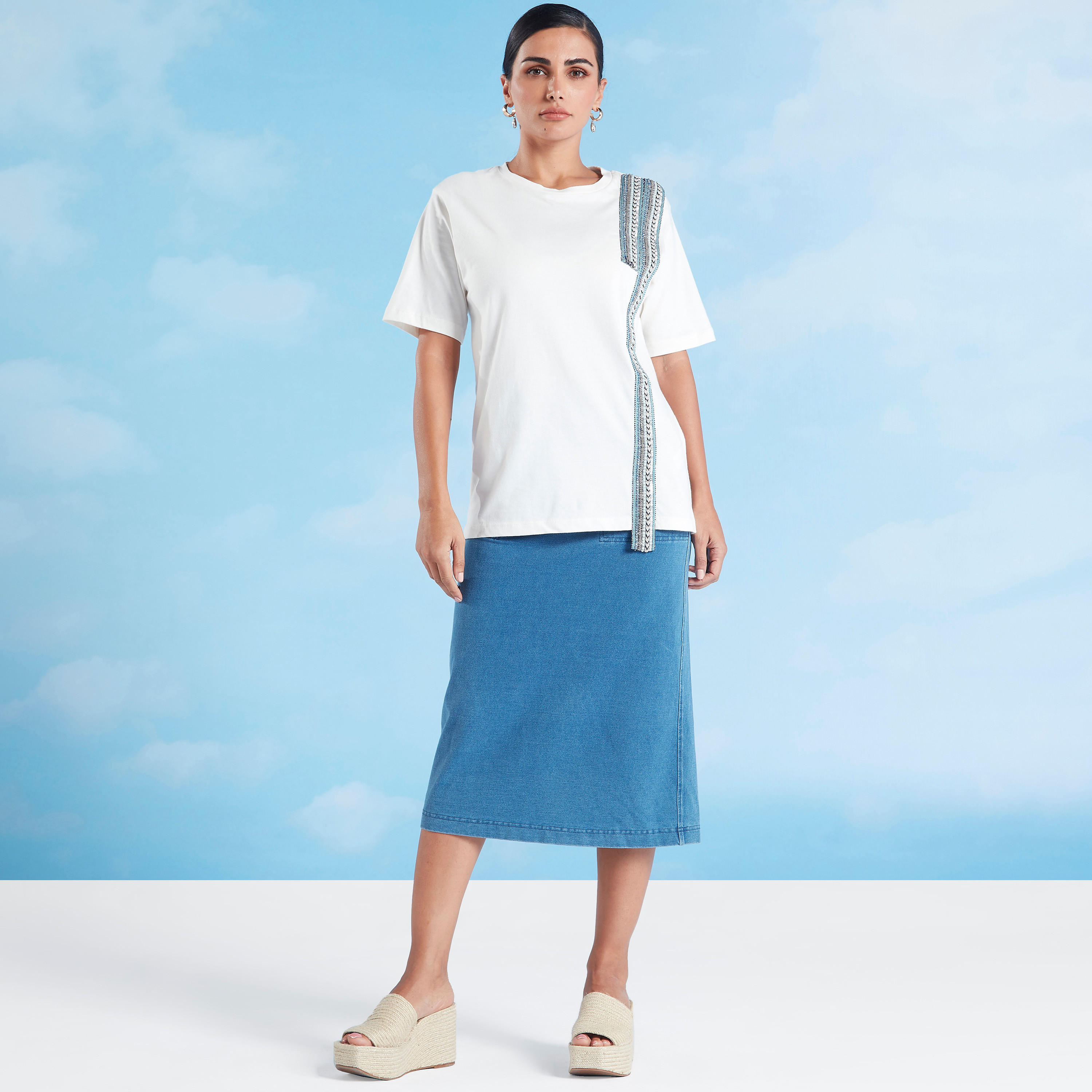 بلوزة مطرزة بياقة ضيقة وأكمام قصيرة-women-clothing-tshirts-image-2