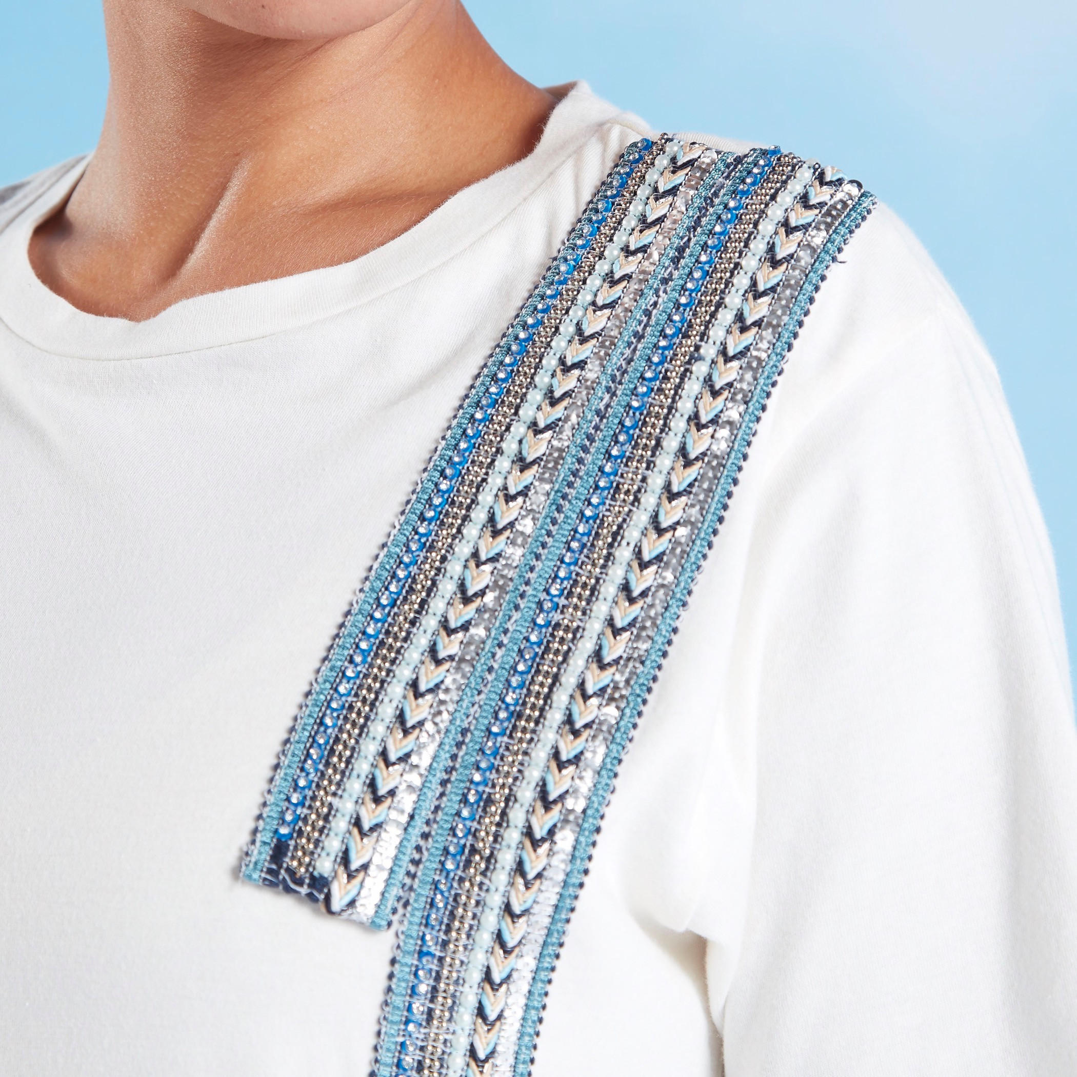 بلوزة مطرزة بياقة ضيقة وأكمام قصيرة-women-clothing-tshirts-image-3