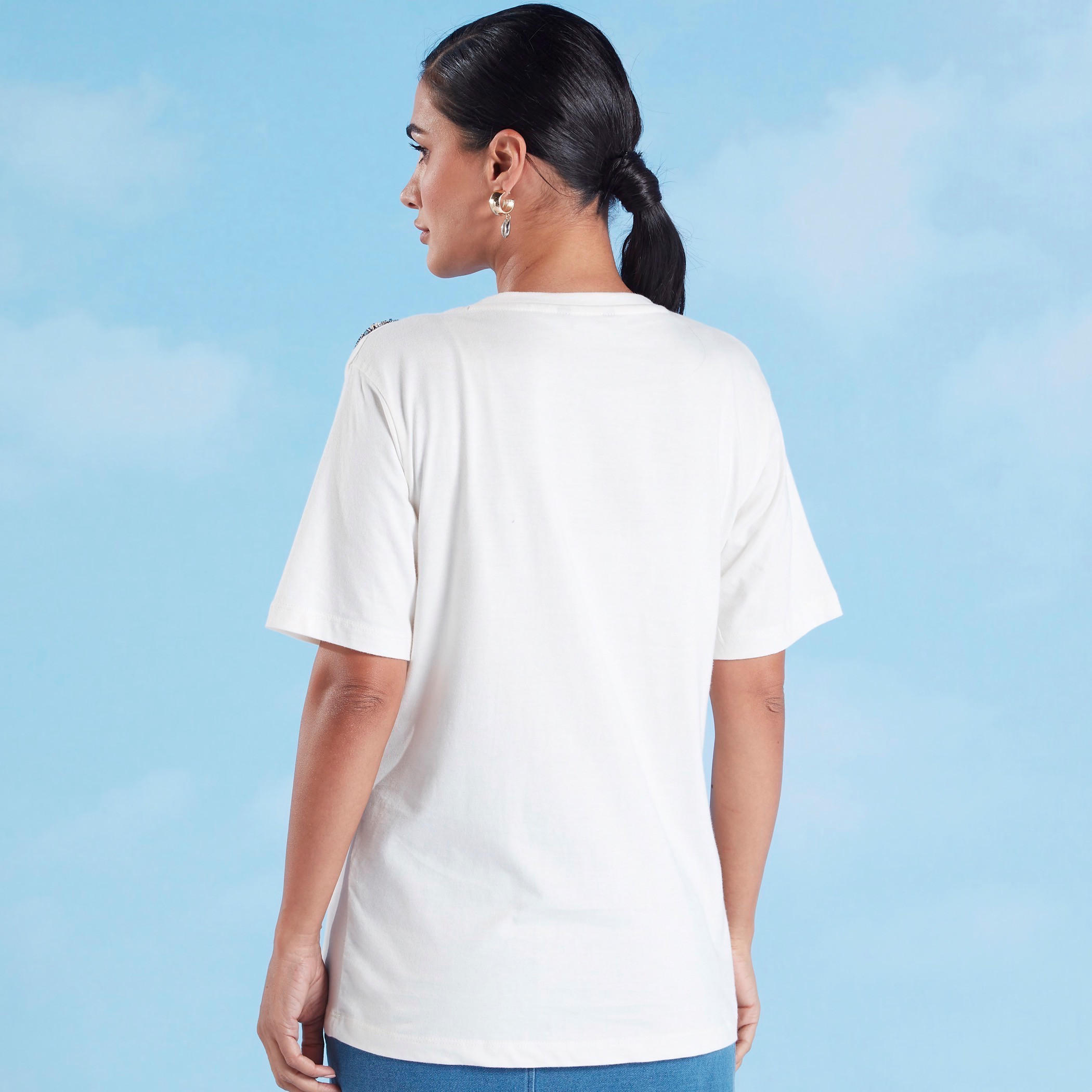 بلوزة مطرزة بياقة ضيقة وأكمام قصيرة-women-clothing-tshirts-image-4