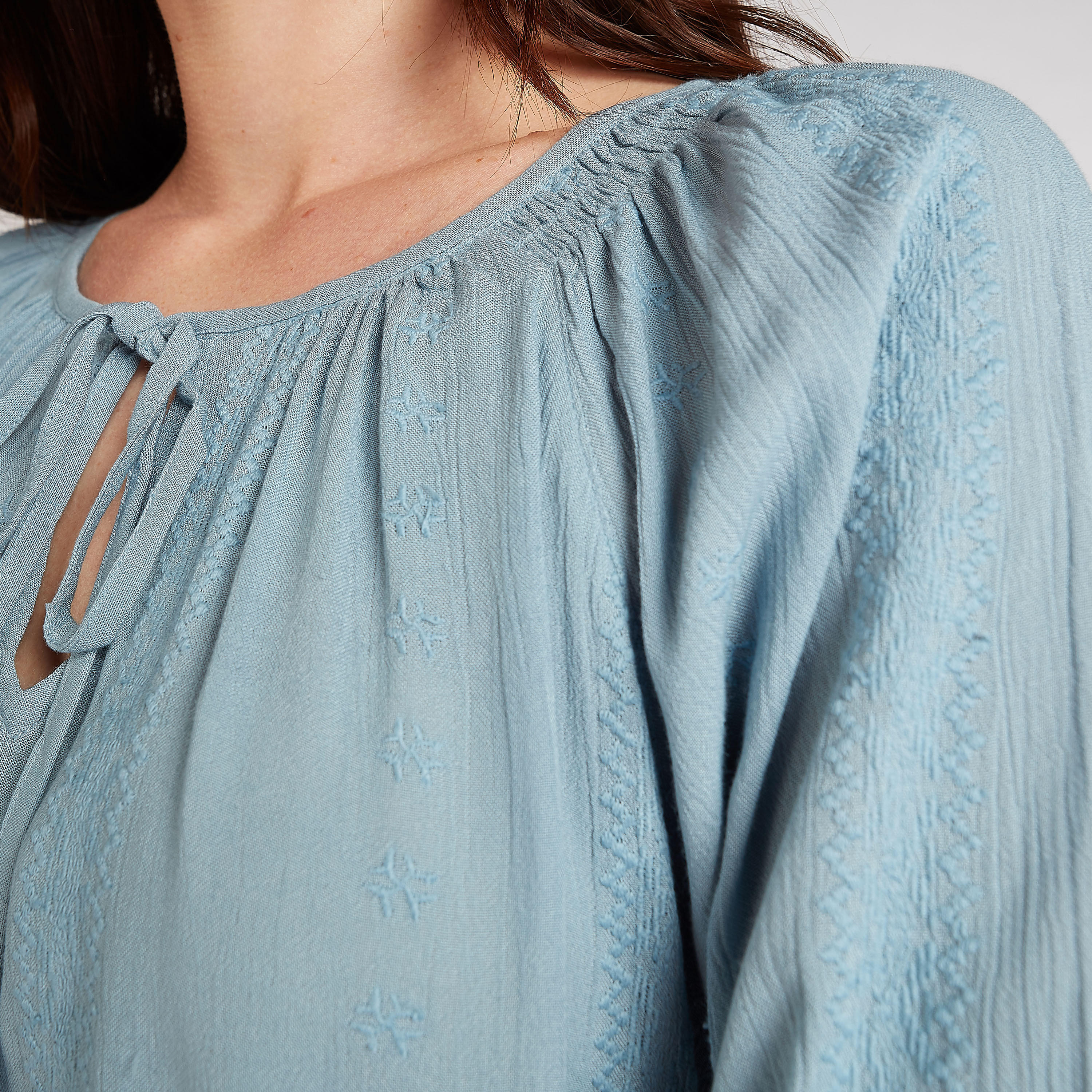 بلوزة مستدامة مطرزة بأكمام طويلة وأربطة-women-clothing-shirtsandblouses-blouses-image-3