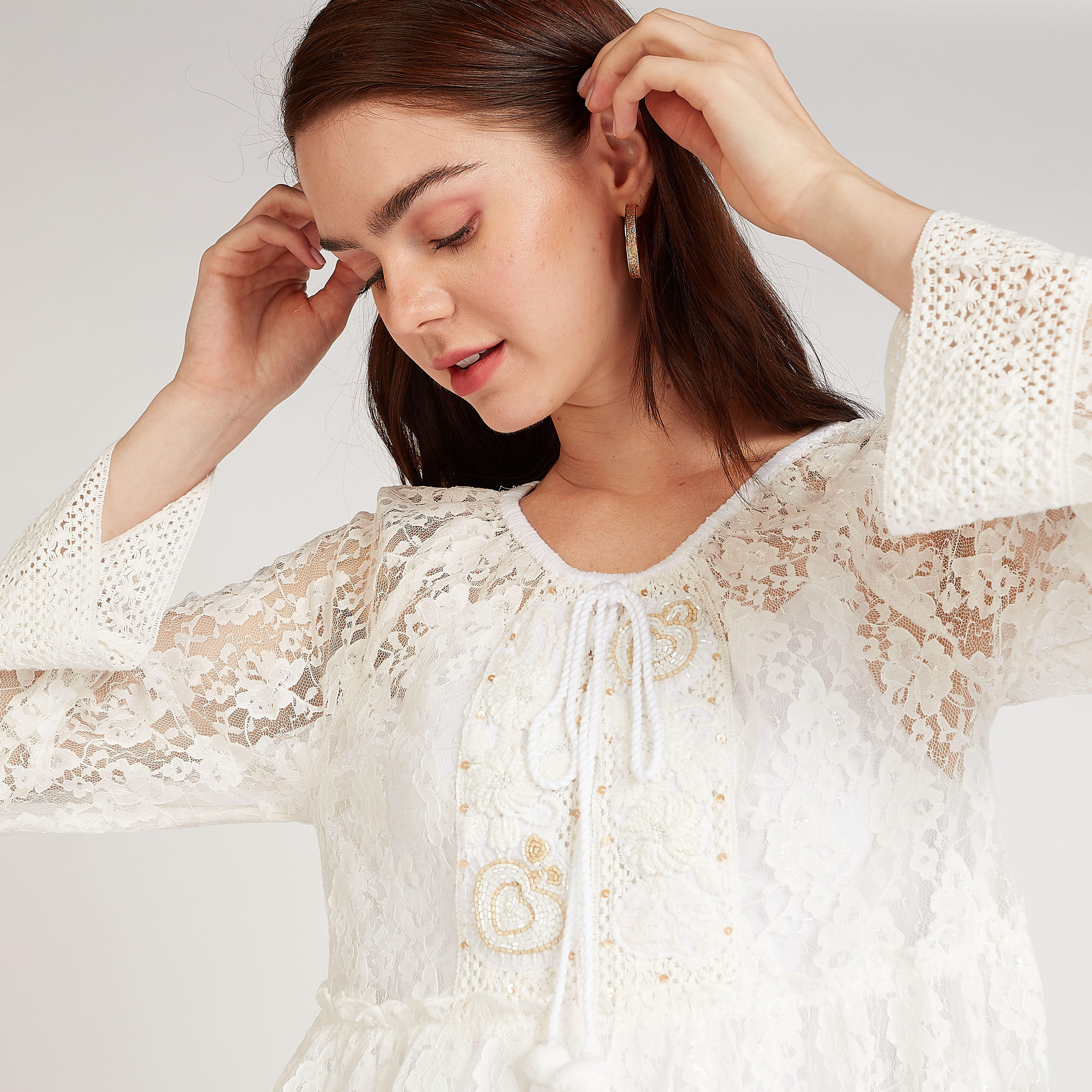 بلوزة دانتيل مستدامة بأكمام طويلة وأربطة-women-clothing-shirtsandblouses-blouses-image-1