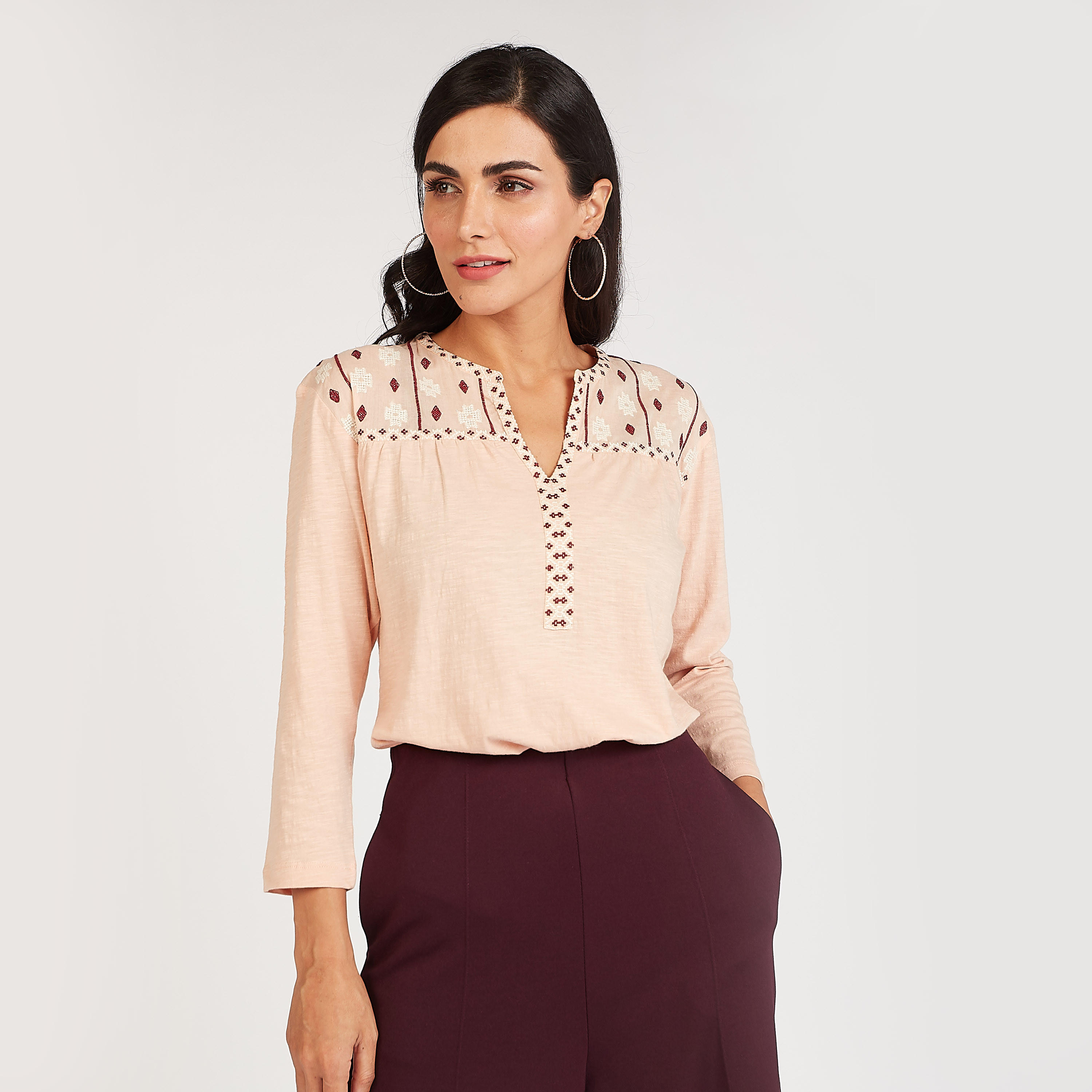 بلوزة مزينة بياقة V وأكمام 3/4-women-clothing-shirtsandblouses-blouses-image-4