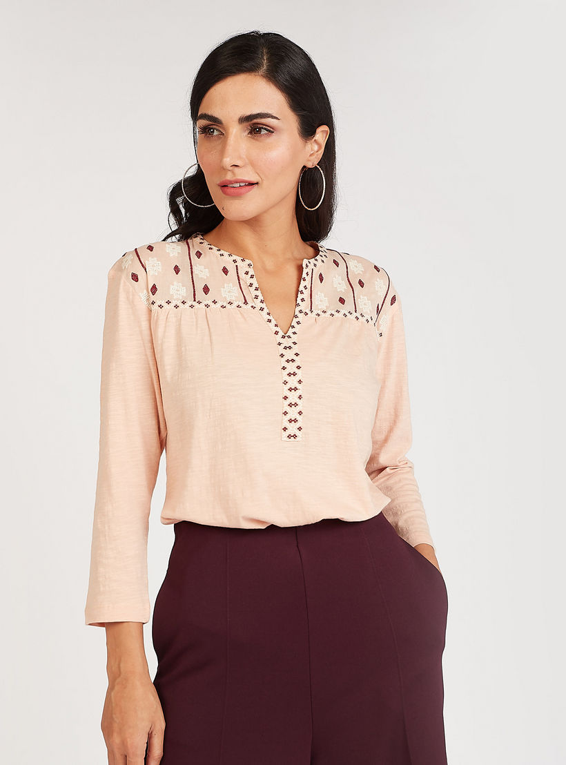 بلوزة مزينة بياقة V وأكمام 3/4-women-clothing-shirtsandblouses-blouses-image-4