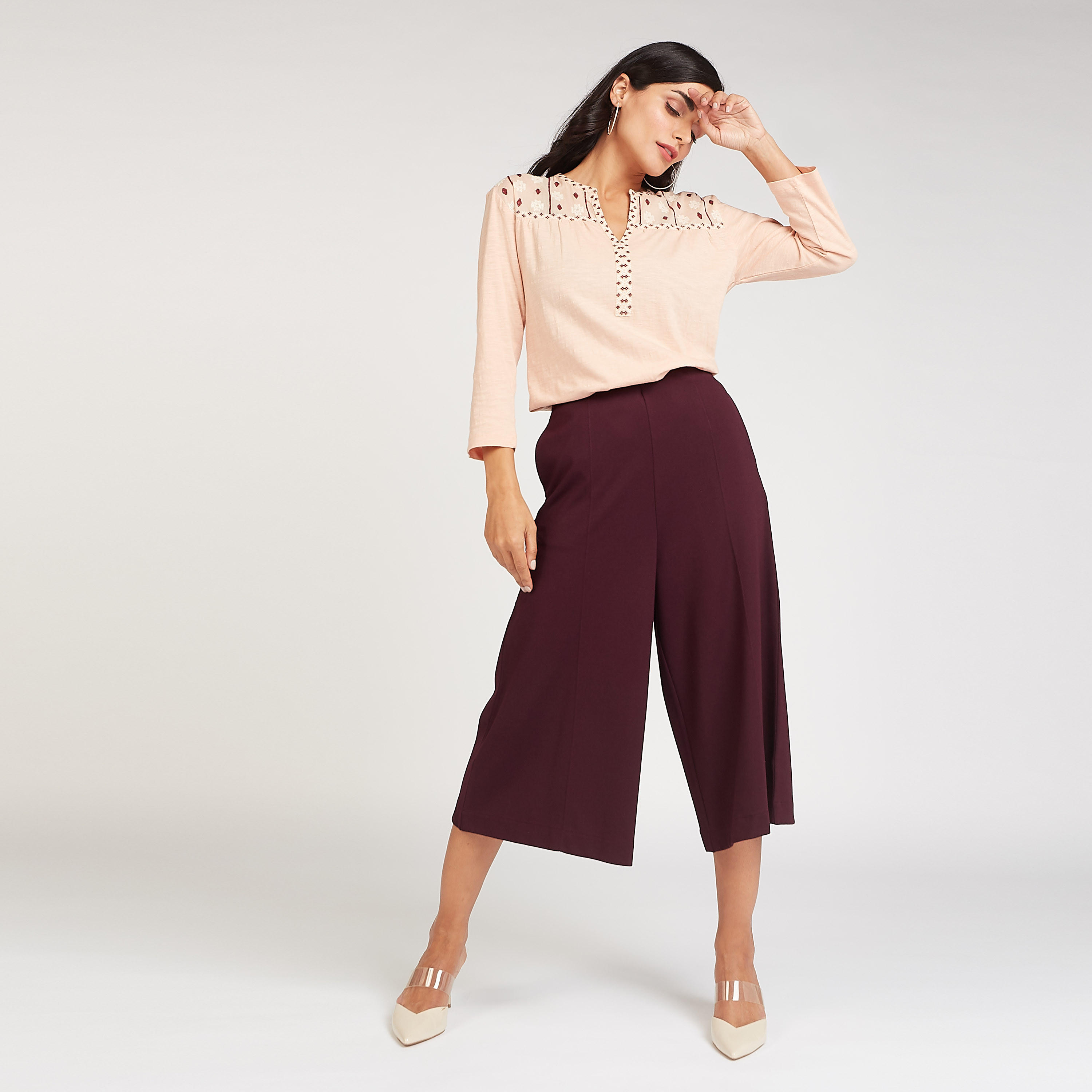 بلوزة مزينة بياقة V وأكمام 3/4-women-clothing-shirtsandblouses-blouses-image-3