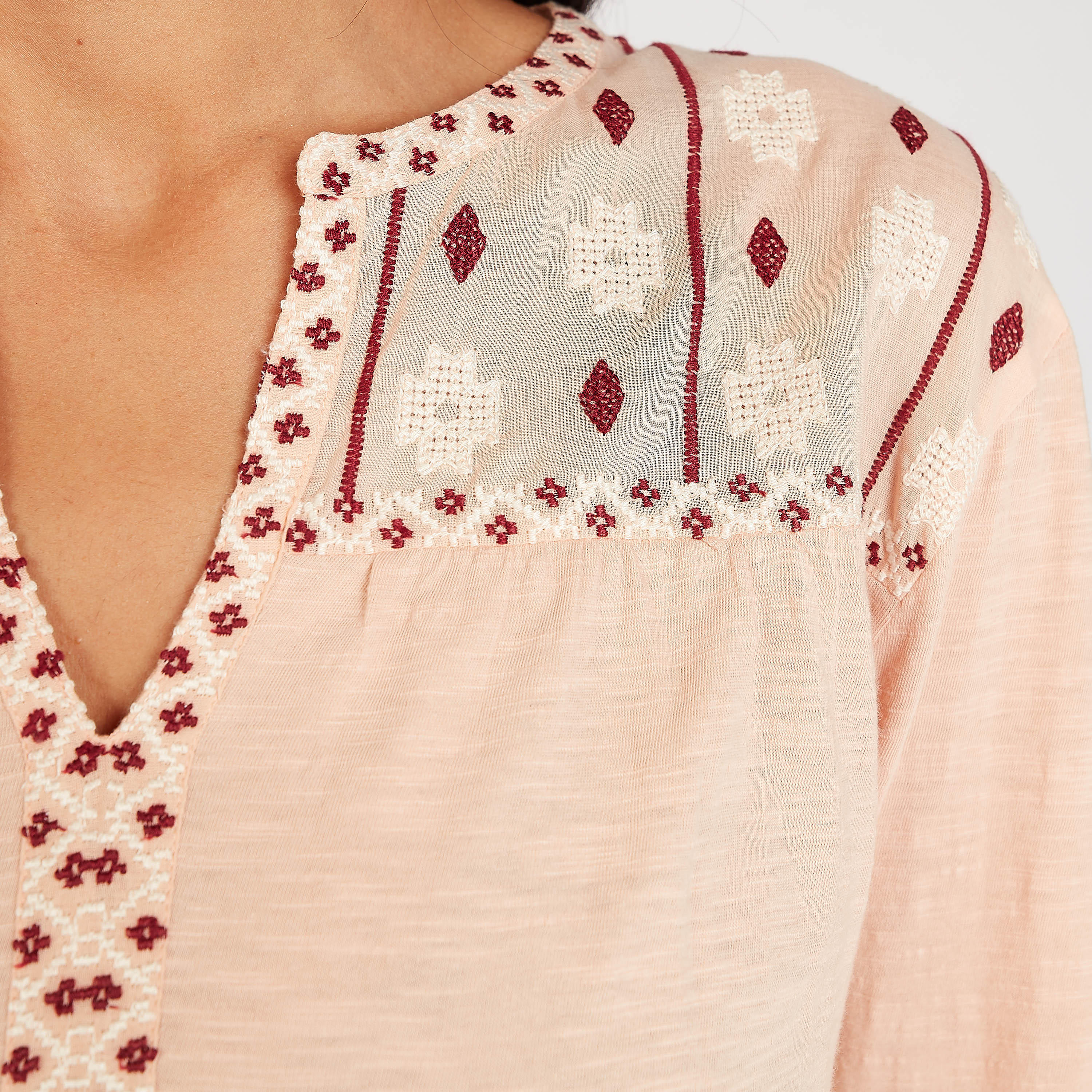 بلوزة مزينة بياقة V وأكمام 3/4-women-clothing-shirtsandblouses-blouses-image-2