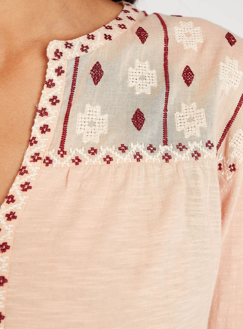 بلوزة مزينة بياقة V وأكمام 3/4-women-clothing-shirtsandblouses-blouses-image-2