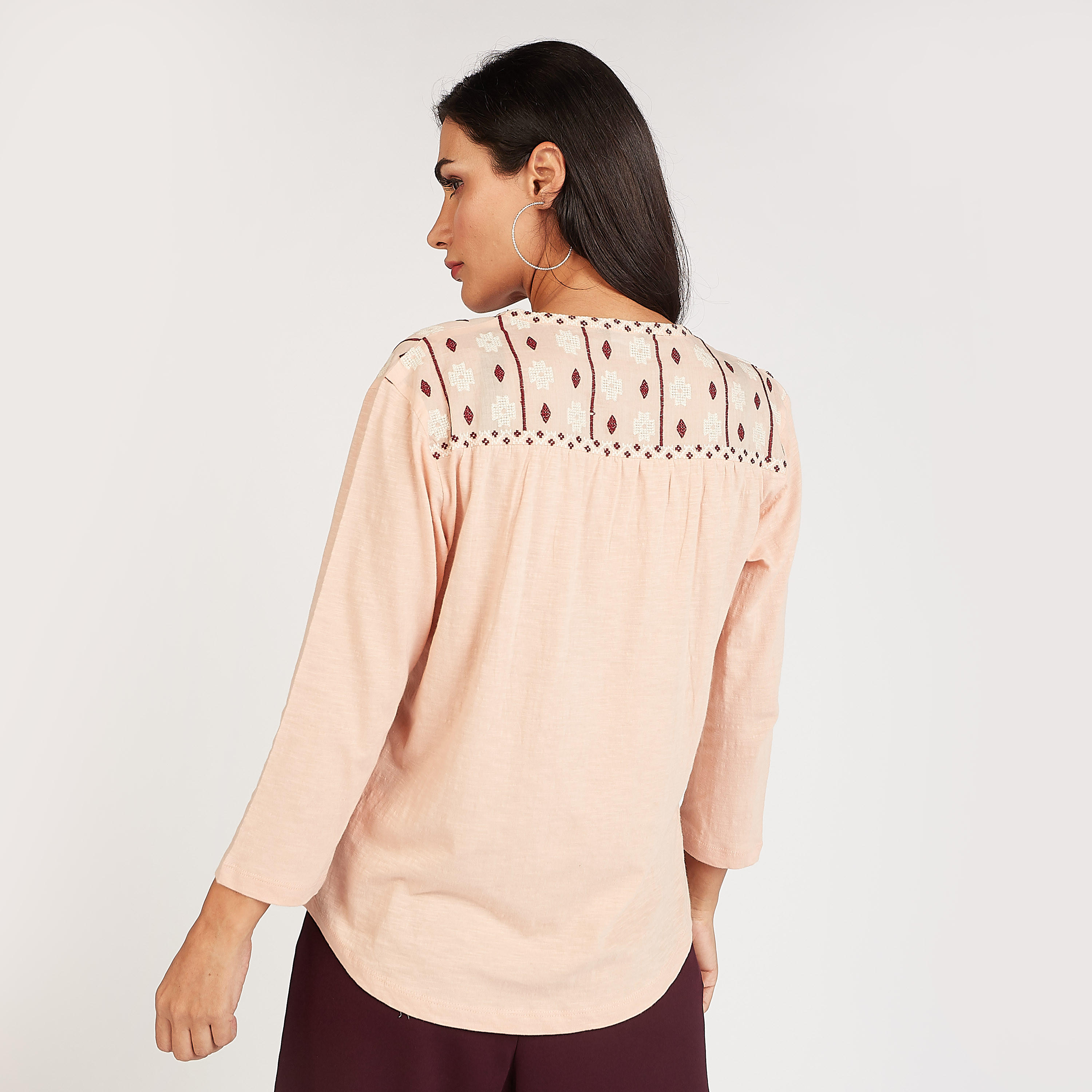 بلوزة مزينة بياقة V وأكمام 3/4-women-clothing-shirtsandblouses-blouses-image-1