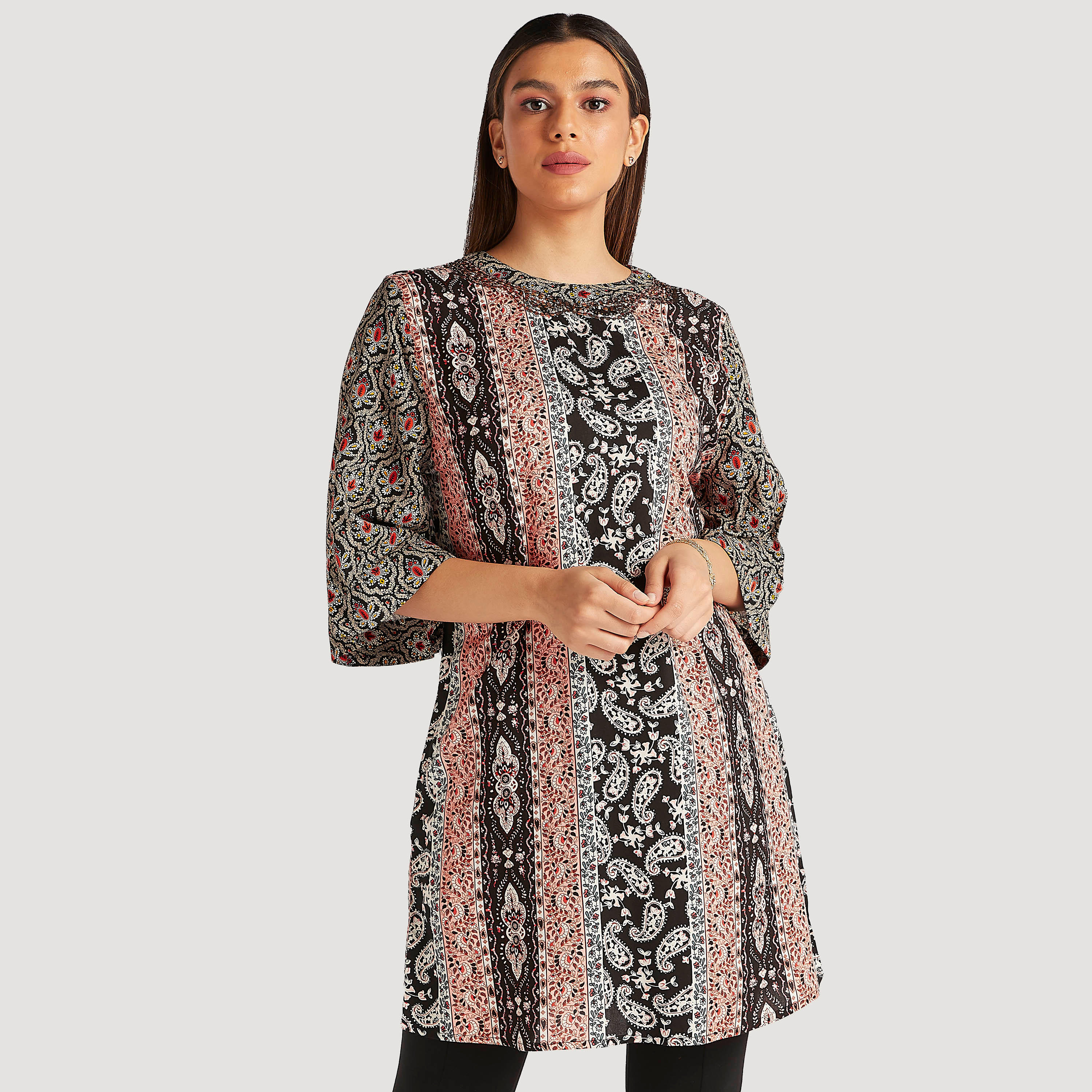 بلوزة طويلة بارزة الملمس مع ياقة ضيقة وتفاصيل مزخرفة-women-clothing-shirtsandblouses-blouses-image-1