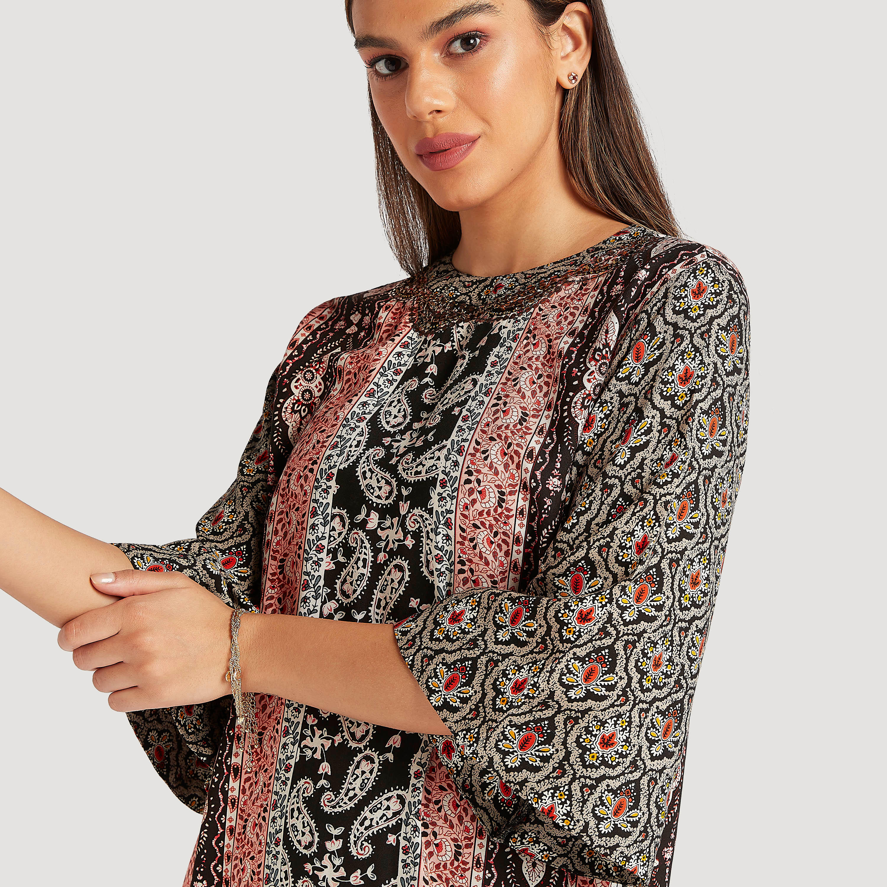 بلوزة طويلة بارزة الملمس مع ياقة ضيقة وتفاصيل مزخرفة-women-clothing-shirtsandblouses-blouses-image-3