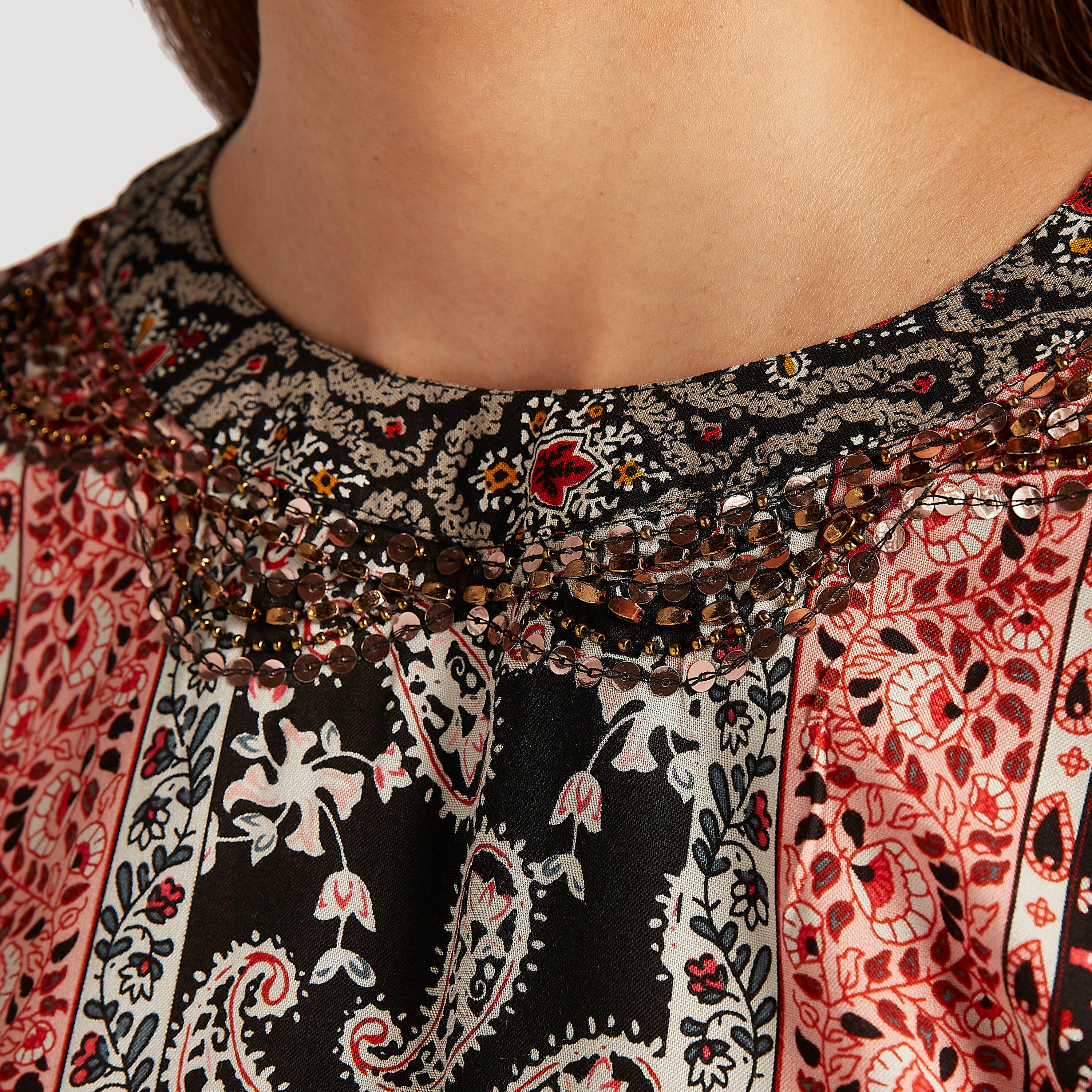 بلوزة طويلة بارزة الملمس مع ياقة ضيقة وتفاصيل مزخرفة-women-clothing-shirtsandblouses-blouses-image-5