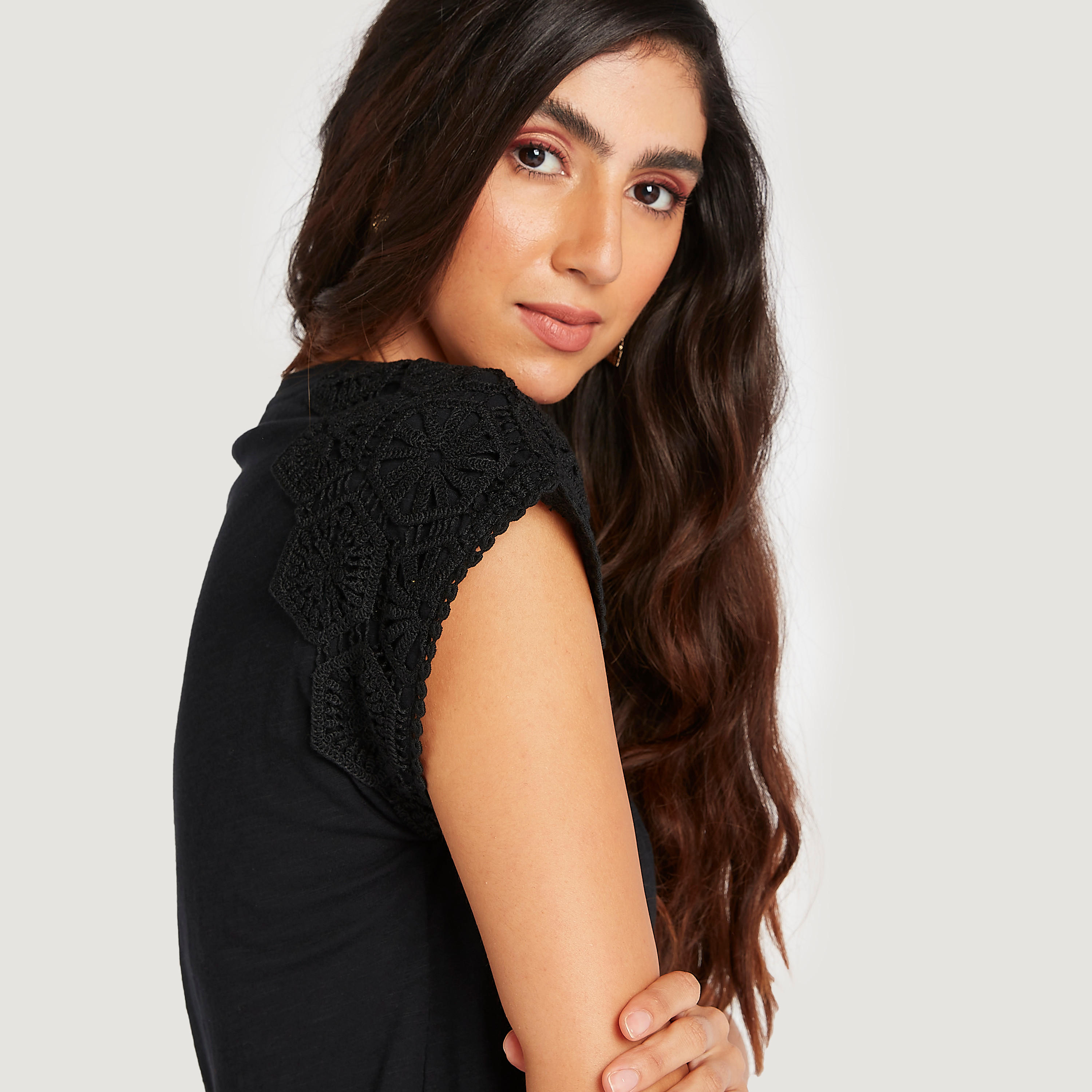 بلوزة مطرّزة بأكمام كاب وياقة مستديرة-women-clothing-shirtsandblouses-blouses-image-3