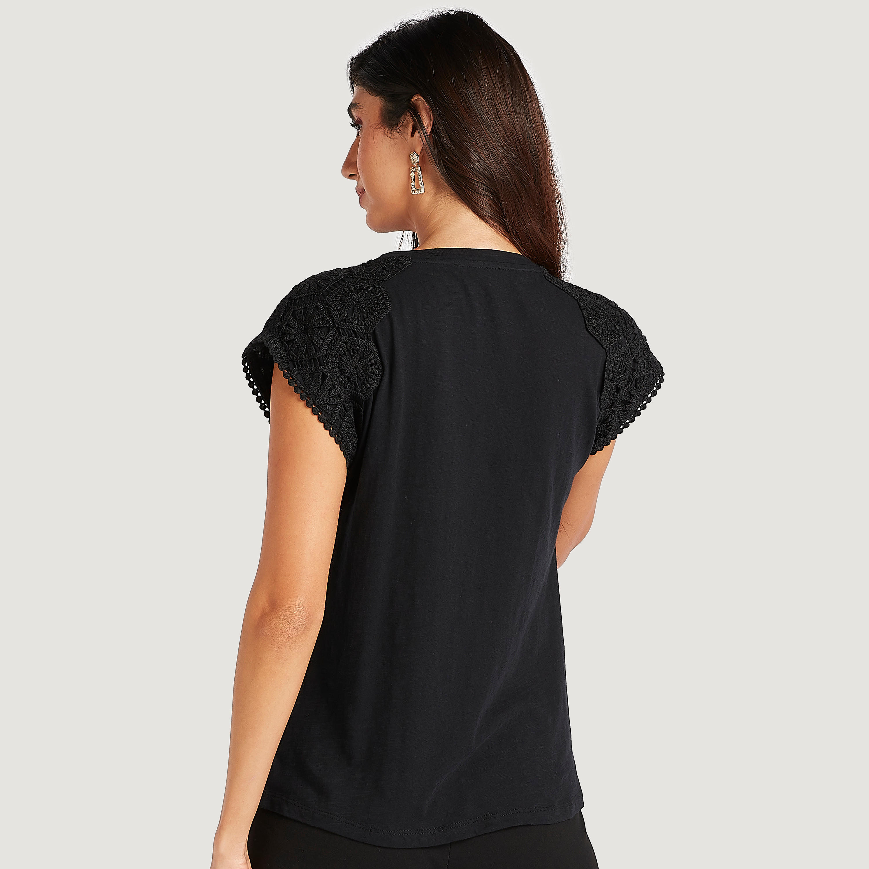 بلوزة مطرّزة بأكمام كاب وياقة مستديرة-women-clothing-shirtsandblouses-blouses-image-2