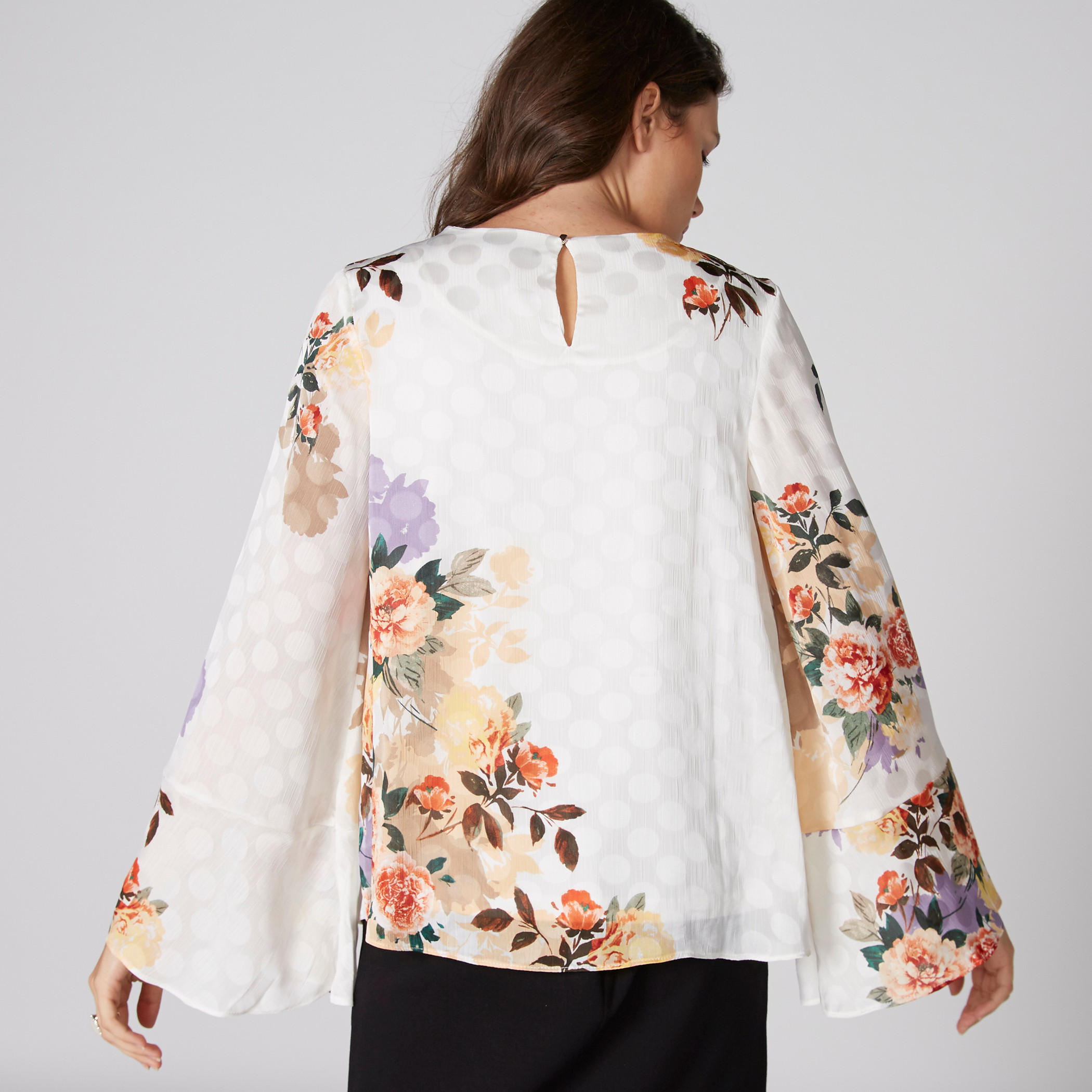 بلوزة بياقة مستديرة وأكمام واسعة وطبعات أزهار-women-clothing-shirtsandblouses-blouses-image-2