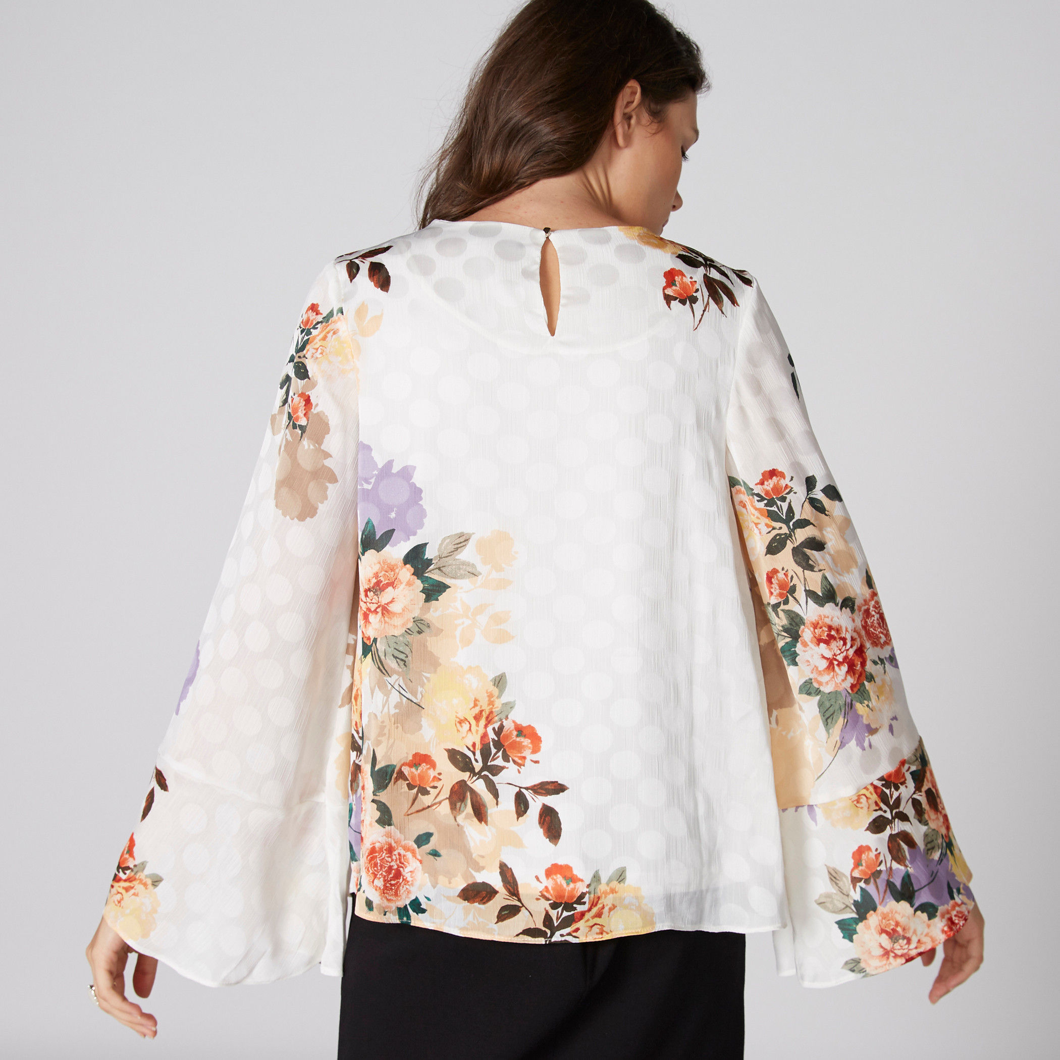بلوزة بياقة مستديرة وأكمام واسعة وطبعات أزهار-women-clothing-shirtsandblouses-blouses-image-2