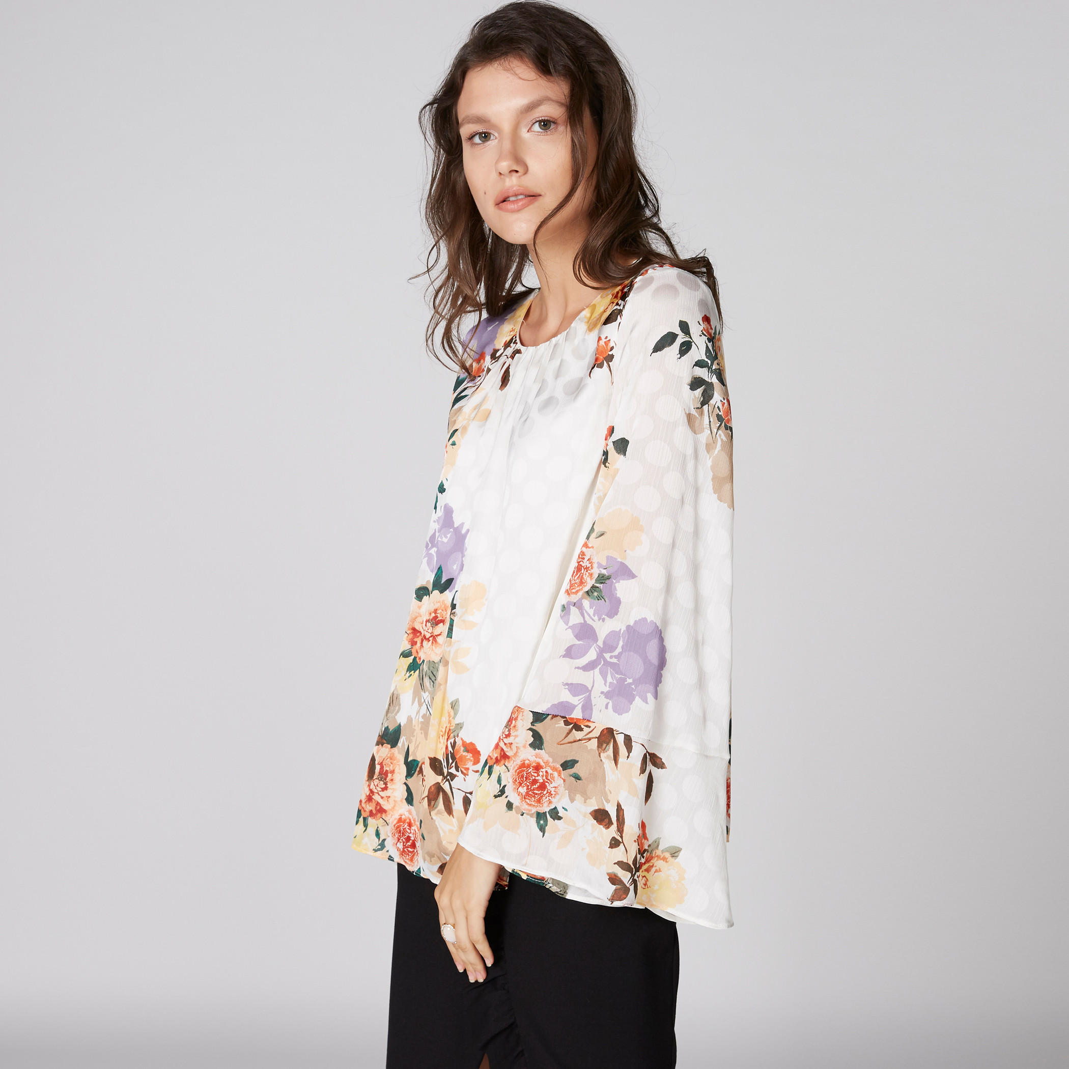 بلوزة بياقة مستديرة وأكمام واسعة وطبعات أزهار-women-clothing-shirtsandblouses-blouses-image-3