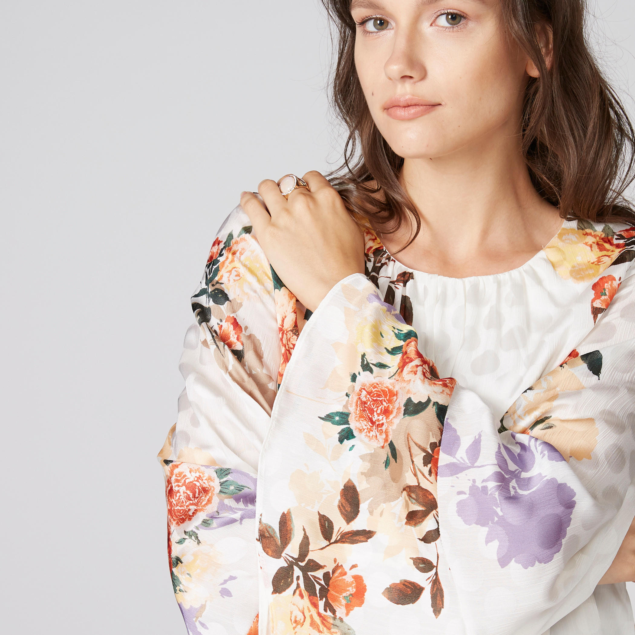بلوزة بياقة مستديرة وأكمام واسعة وطبعات أزهار-women-clothing-shirtsandblouses-blouses-image-4