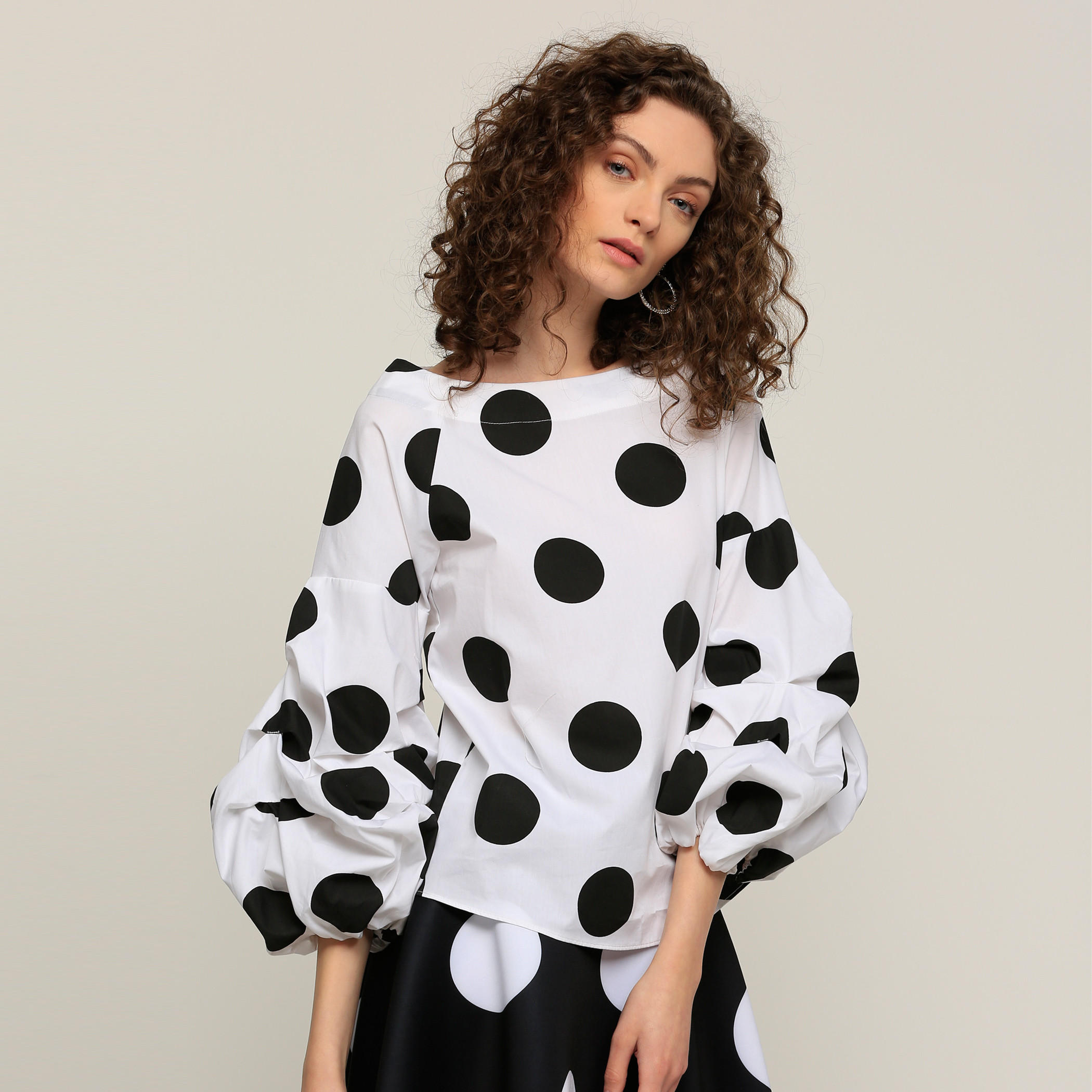بلوزة منقّطة بياقة قارب وأكمام طويلة وطبعات-women-clothing-shirtsandblouses-blouses-image-1