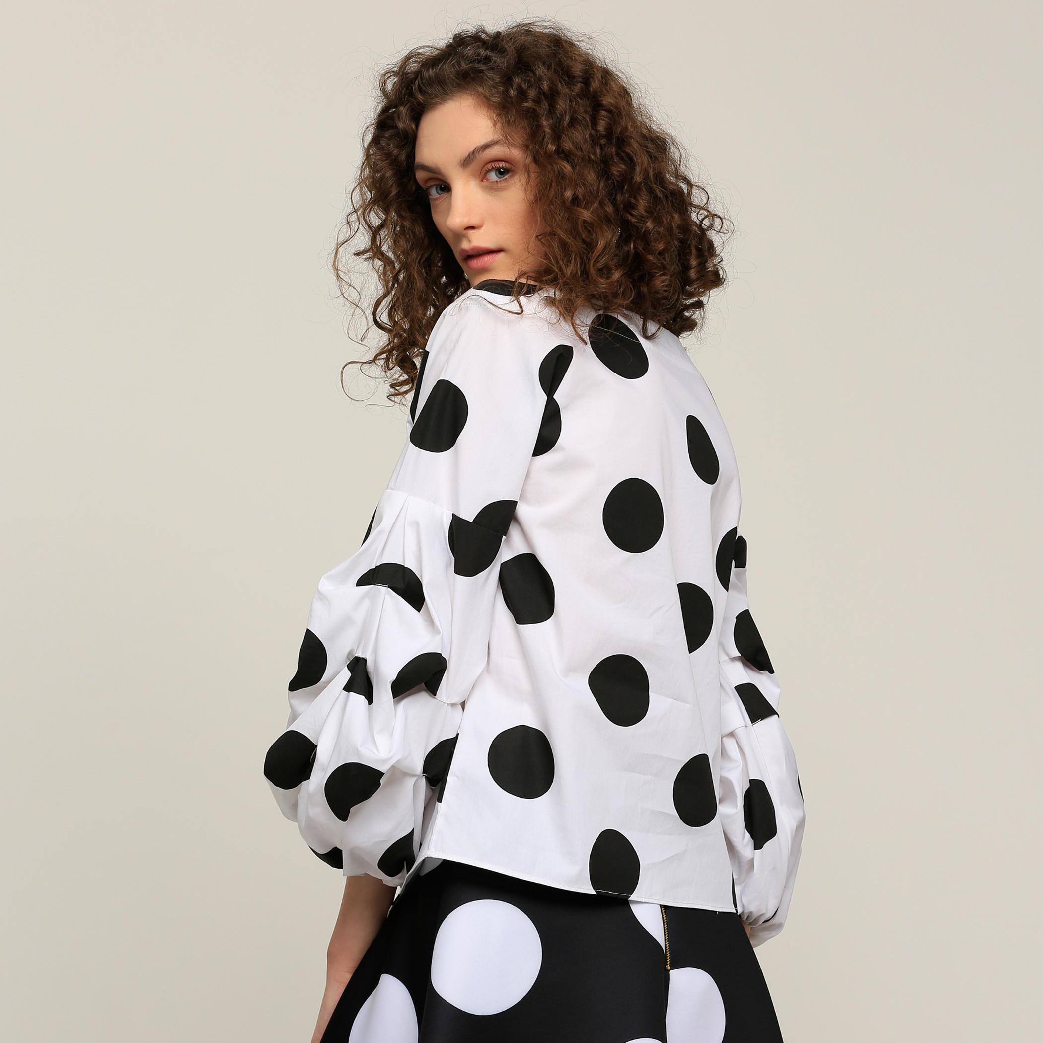 بلوزة منقّطة بياقة قارب وأكمام طويلة وطبعات-women-clothing-shirtsandblouses-blouses-image-2