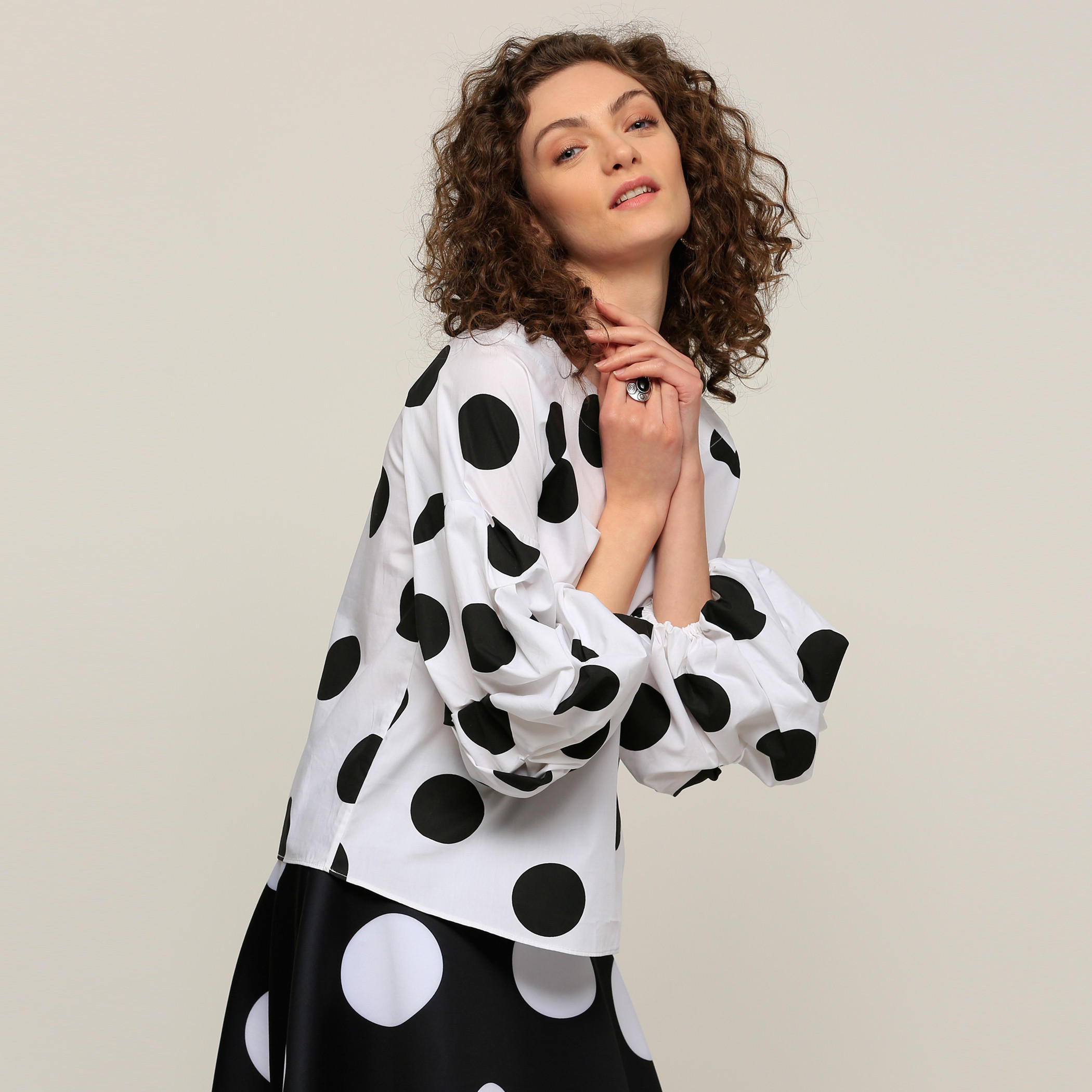 بلوزة منقّطة بياقة قارب وأكمام طويلة وطبعات-women-clothing-shirtsandblouses-blouses-image-3
