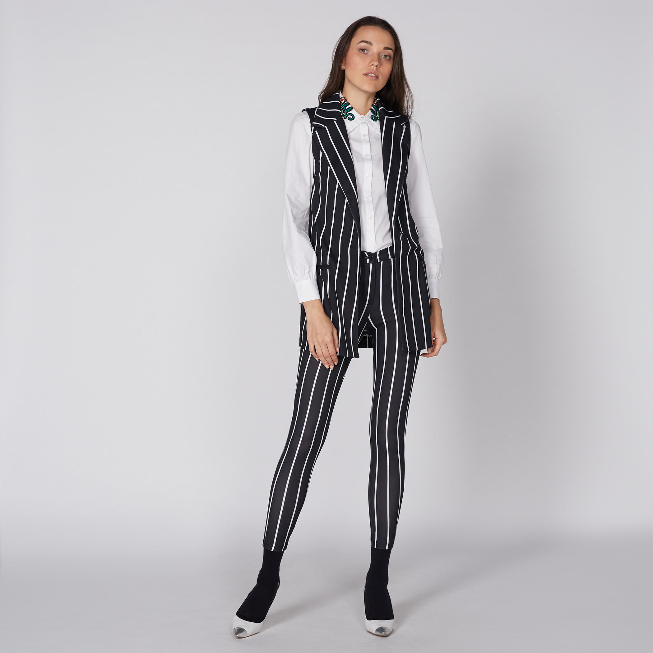 جاكيت دون أكمام بتصميم مقلّم ومفتوح من الأمام بياقة طويلة-women-winterwear-coatsandjackets-jackets-image-4