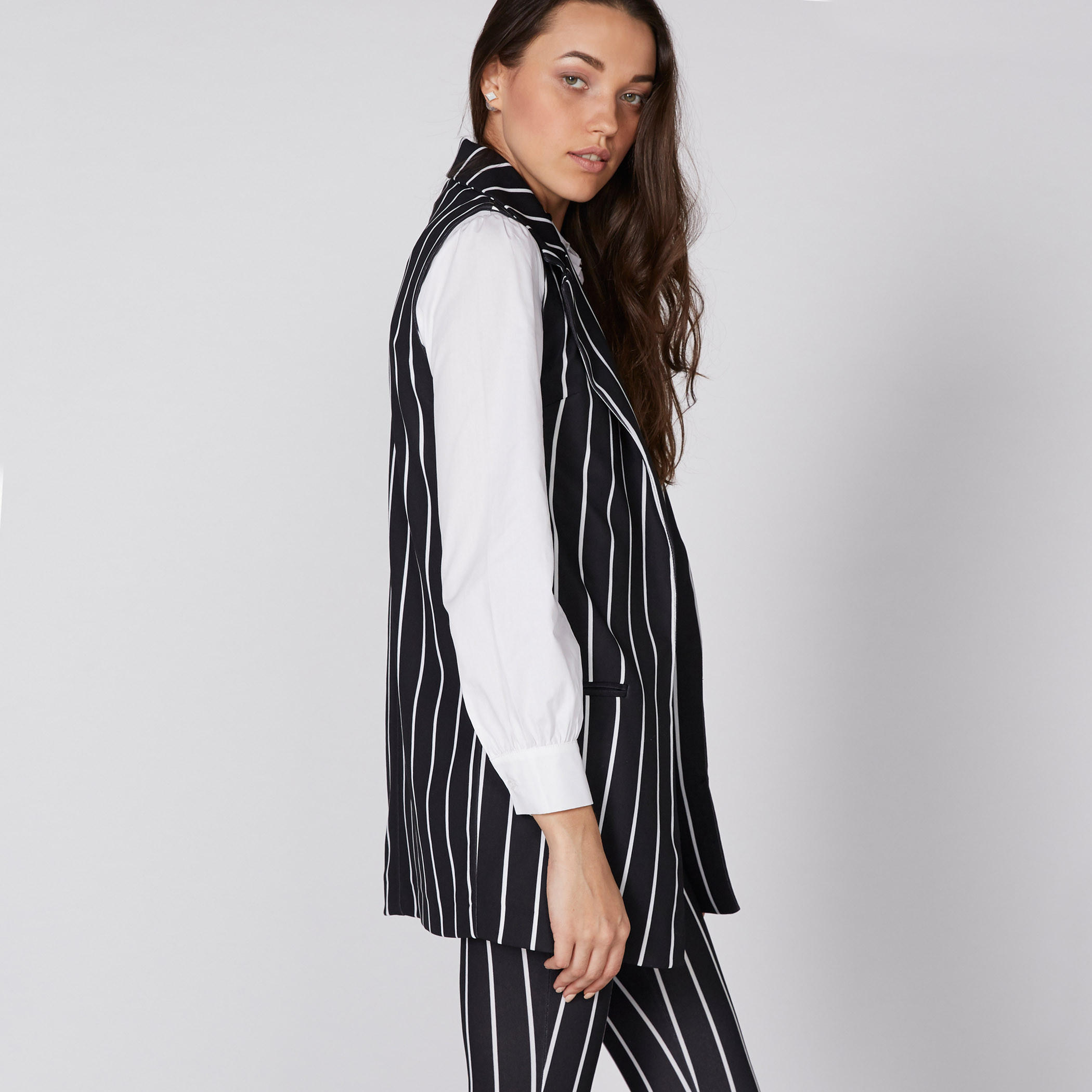 جاكيت دون أكمام بتصميم مقلّم ومفتوح من الأمام بياقة طويلة-women-winterwear-coatsandjackets-jackets-image-3