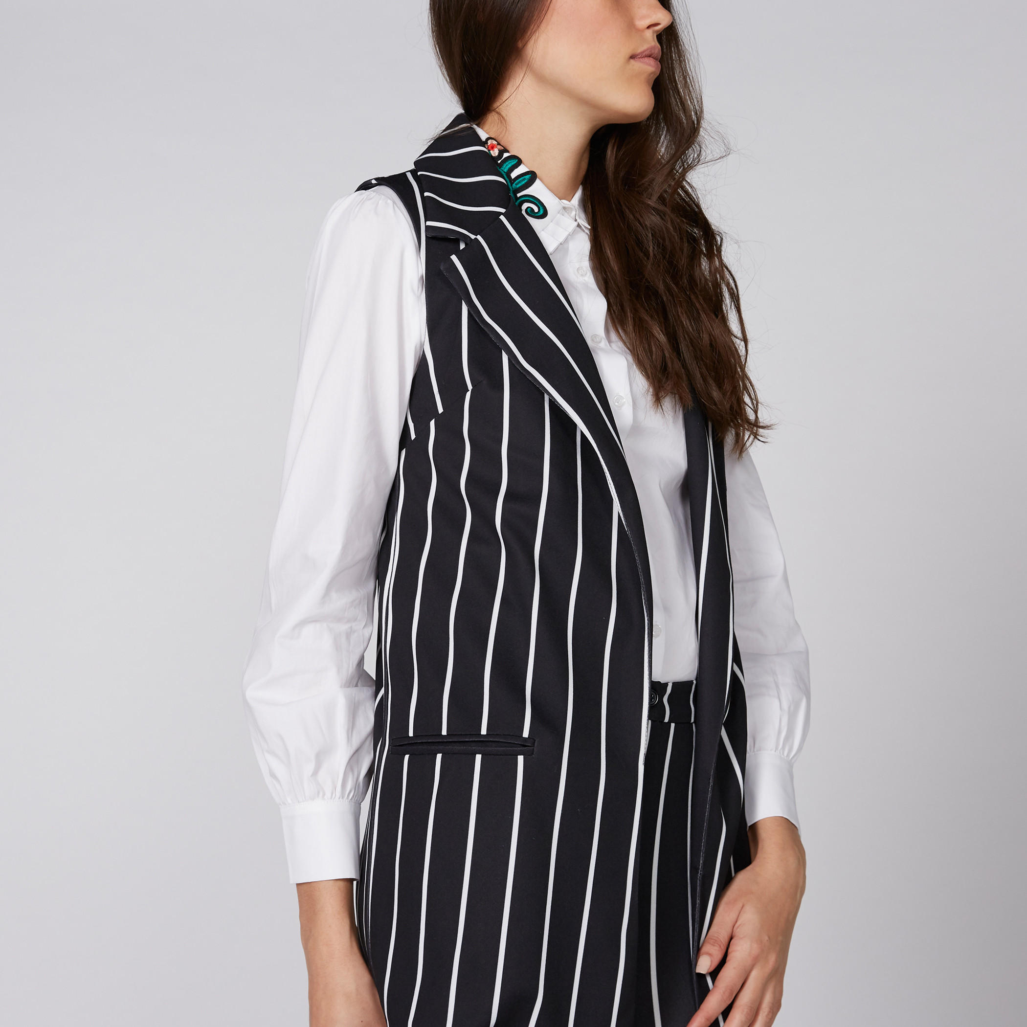 جاكيت دون أكمام بتصميم مقلّم ومفتوح من الأمام بياقة طويلة-women-winterwear-coatsandjackets-jackets-image-2
