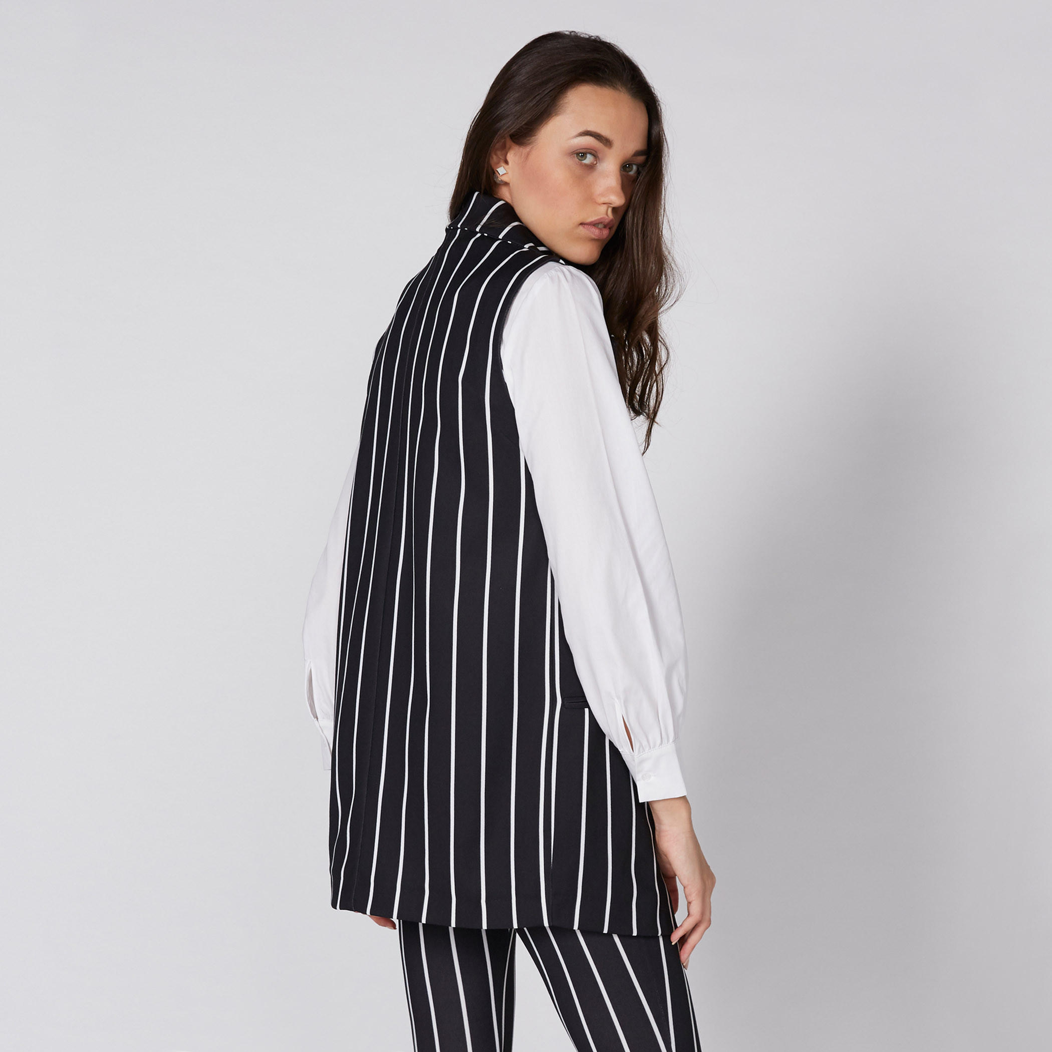 جاكيت دون أكمام بتصميم مقلّم ومفتوح من الأمام بياقة طويلة-women-winterwear-coatsandjackets-jackets-image-1