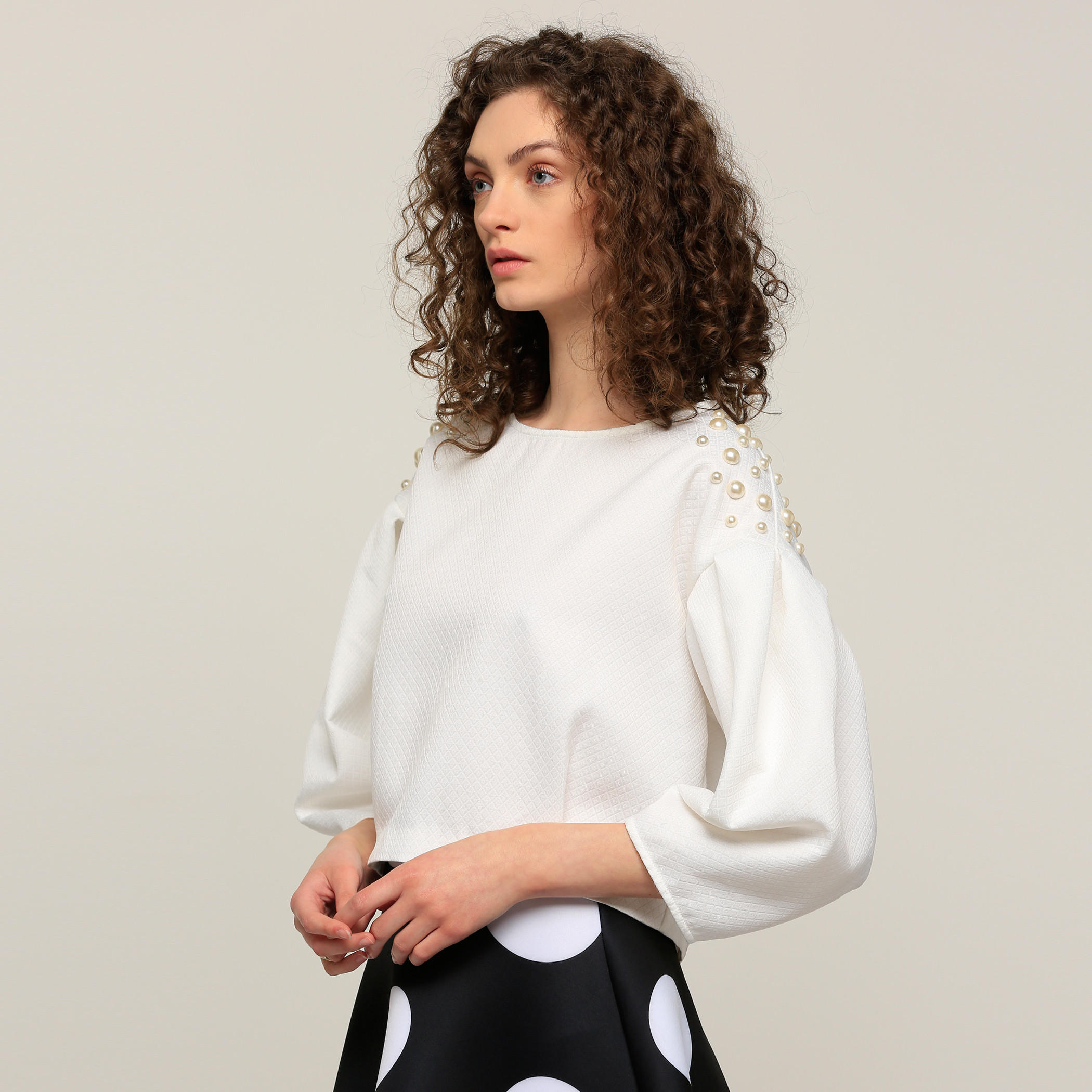 بلوزة مزيّن بأكمام بطول 3/4 وياقة مستديرة-women-clothing-shirtsandblouses-blouses-image-1