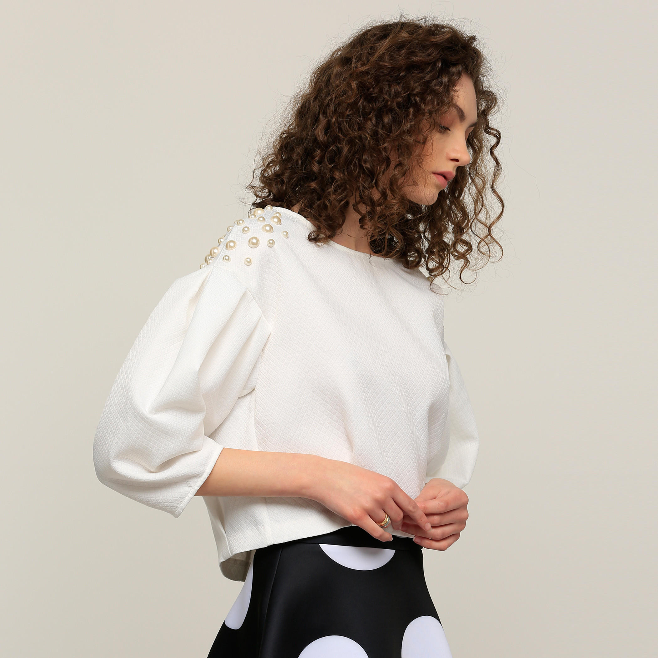 بلوزة مزيّن بأكمام بطول 3/4 وياقة مستديرة-women-clothing-shirtsandblouses-blouses-image-3