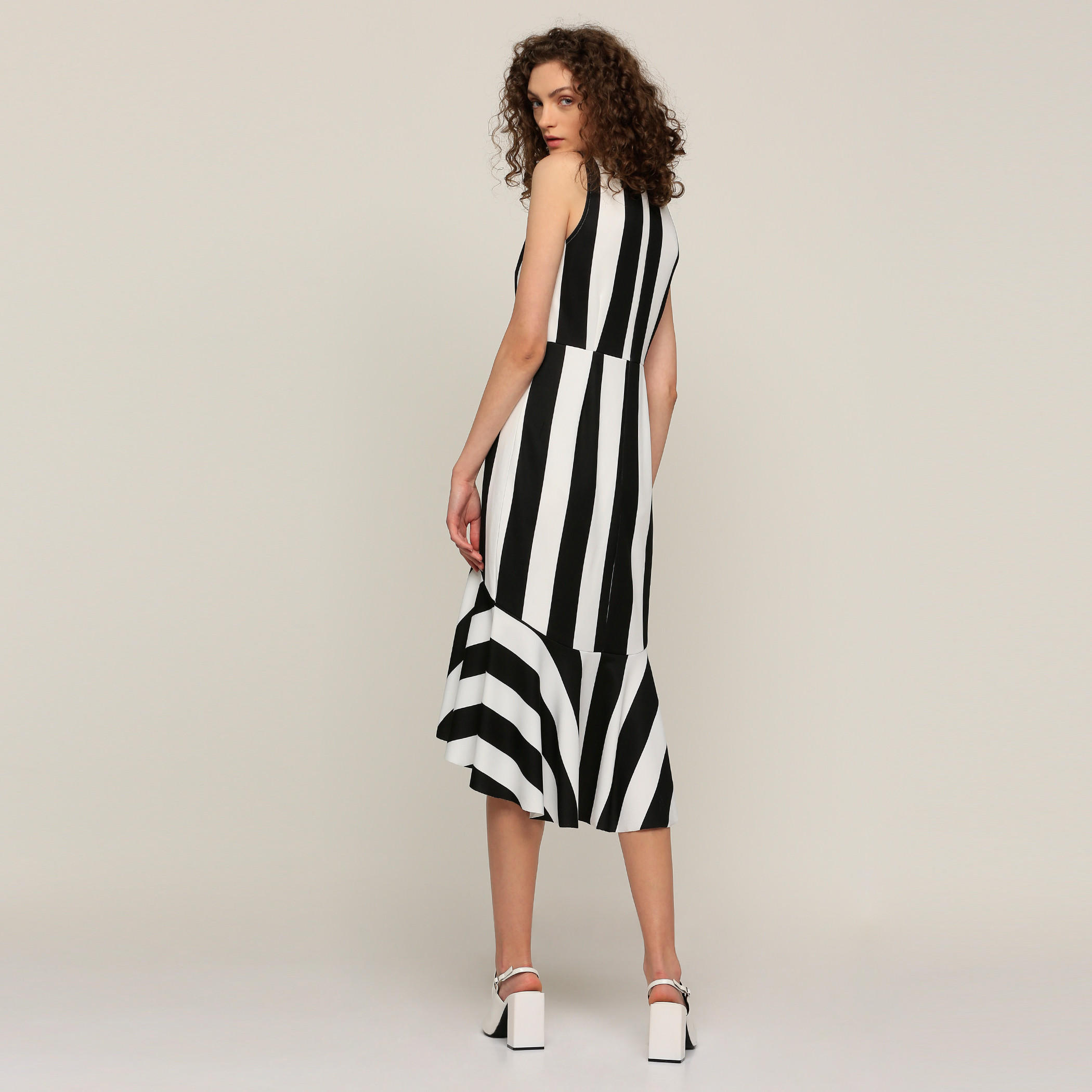 فستان متوسط الطول بتصميم مقلّم وياقة مستديرة مع حوّاف غير مستوية-women-clothing-dresses-image-2