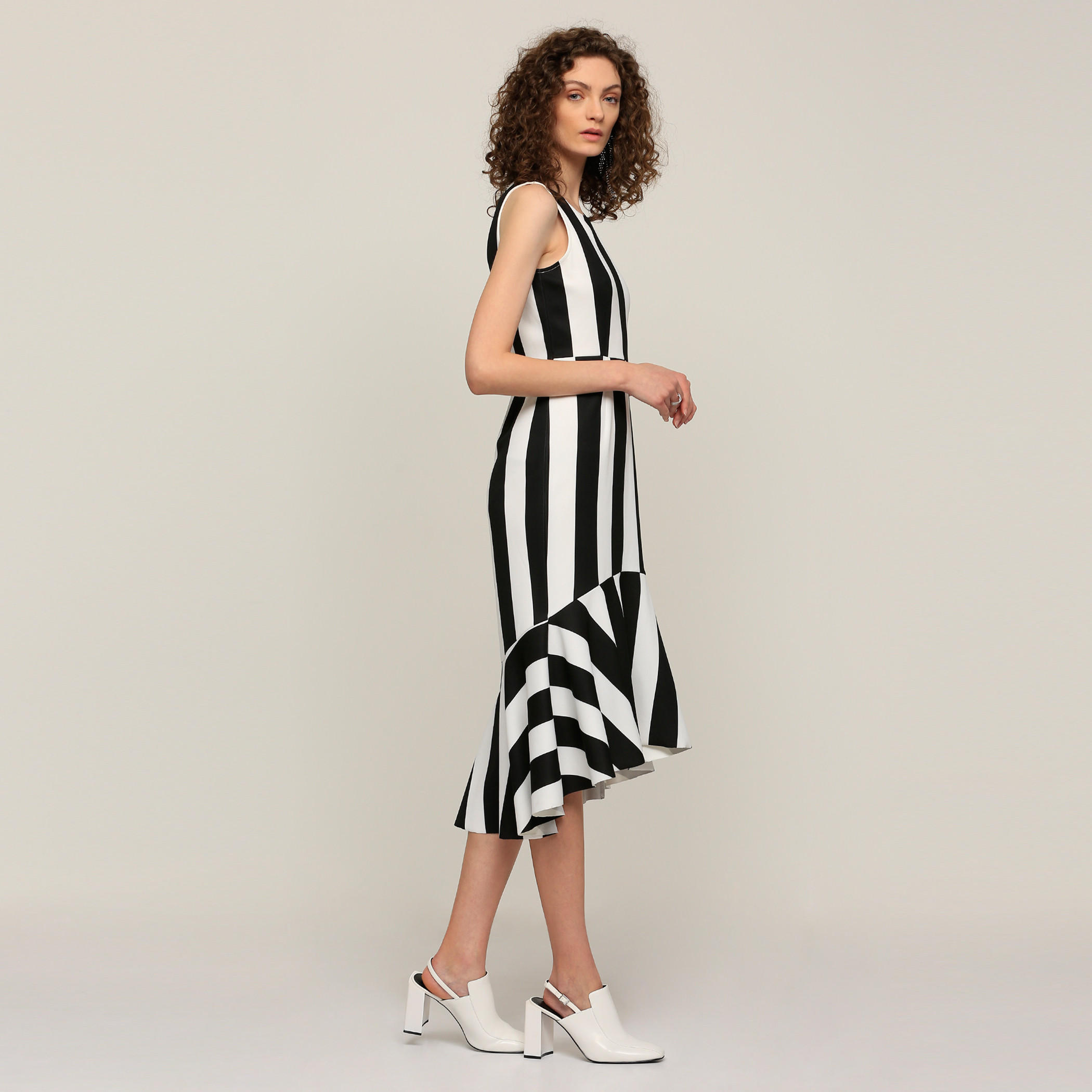 فستان متوسط الطول بتصميم مقلّم وياقة مستديرة مع حوّاف غير مستوية-women-clothing-dresses-image-3