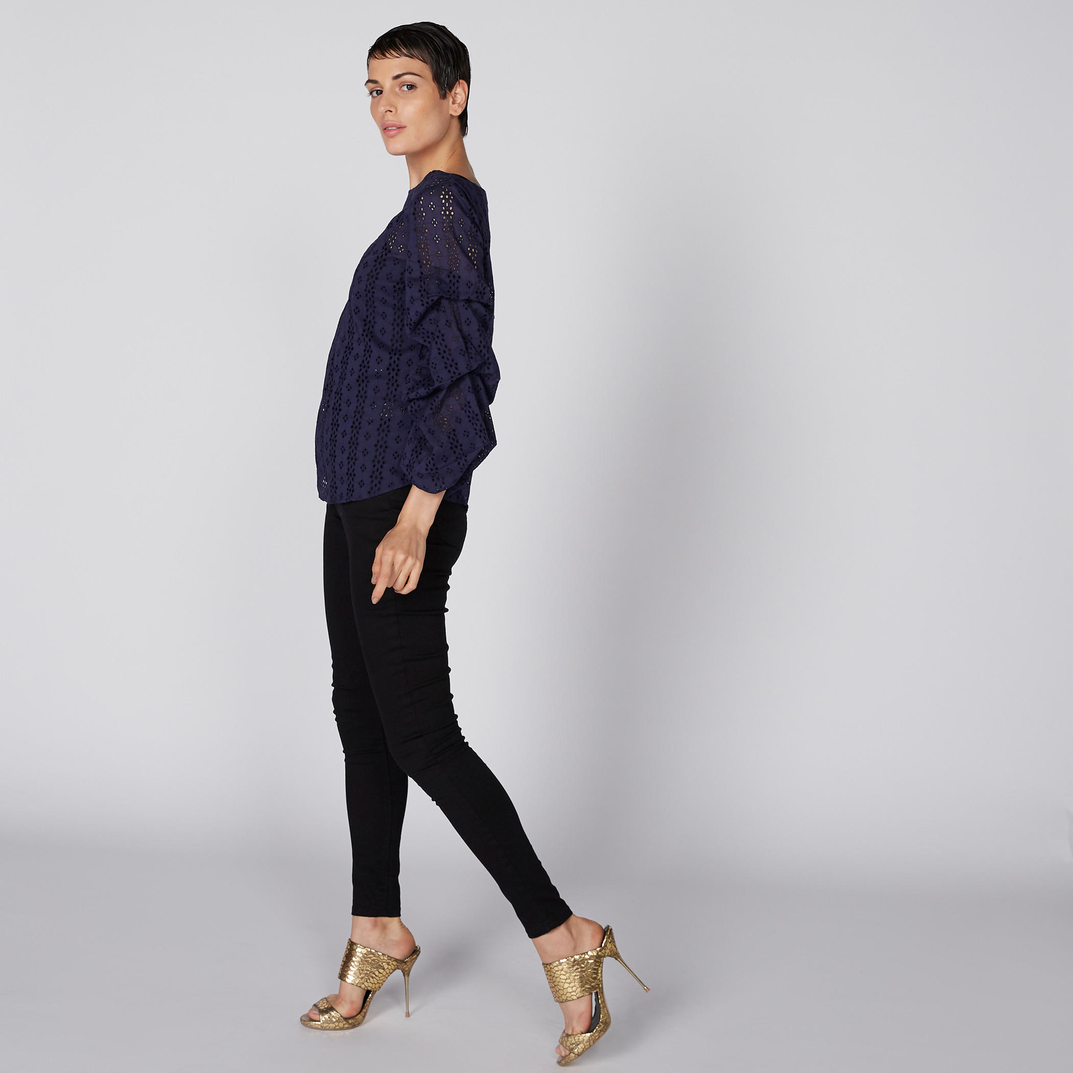 بلوزة بياقة قارب وتفاصيل شيفلي-women-clothing-shirtsandblouses-blouses-image-2