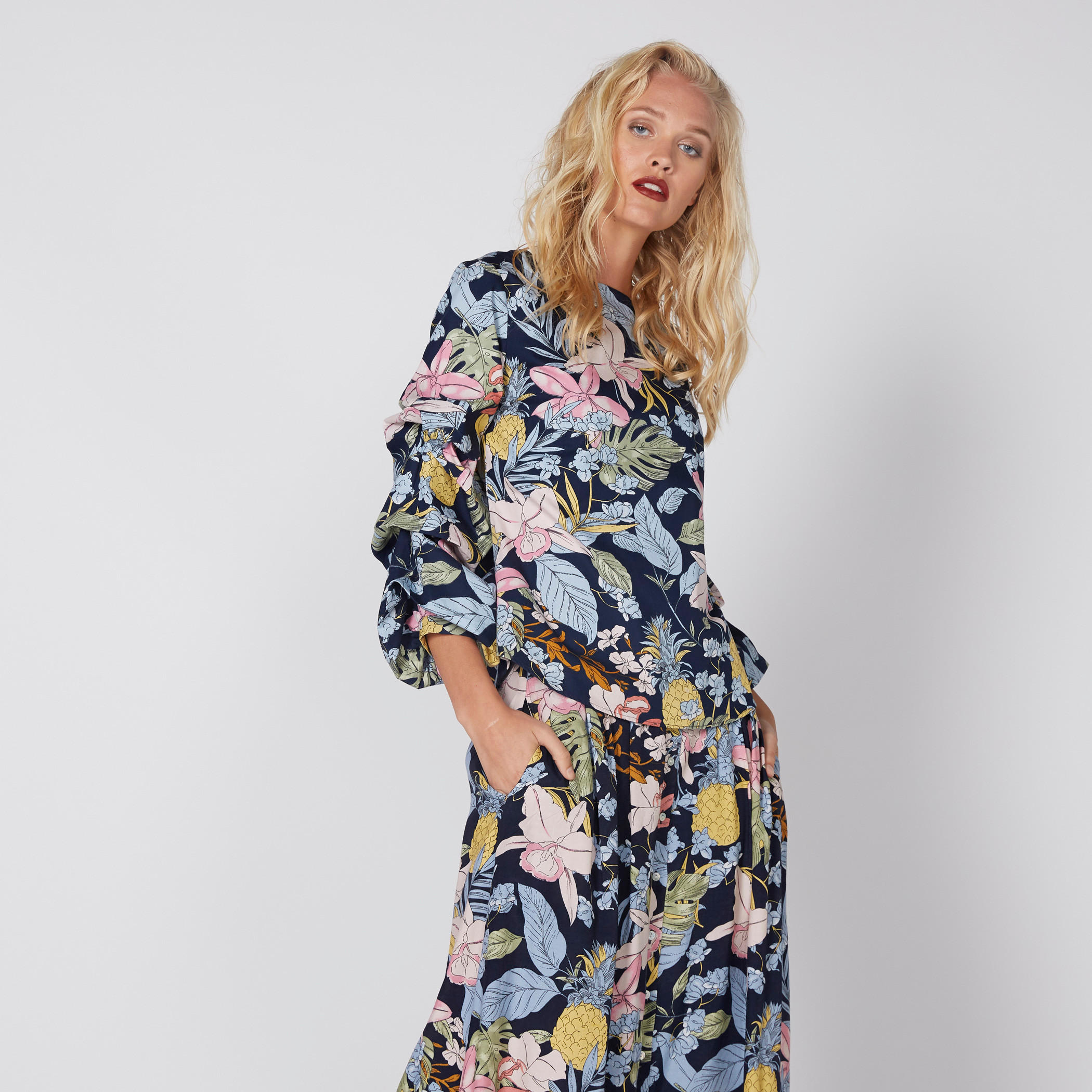 بلوزة بياقة مستديرة وأكمام منتفخة وطبعات-women-clothing-shirtsandblouses-blouses-image-1