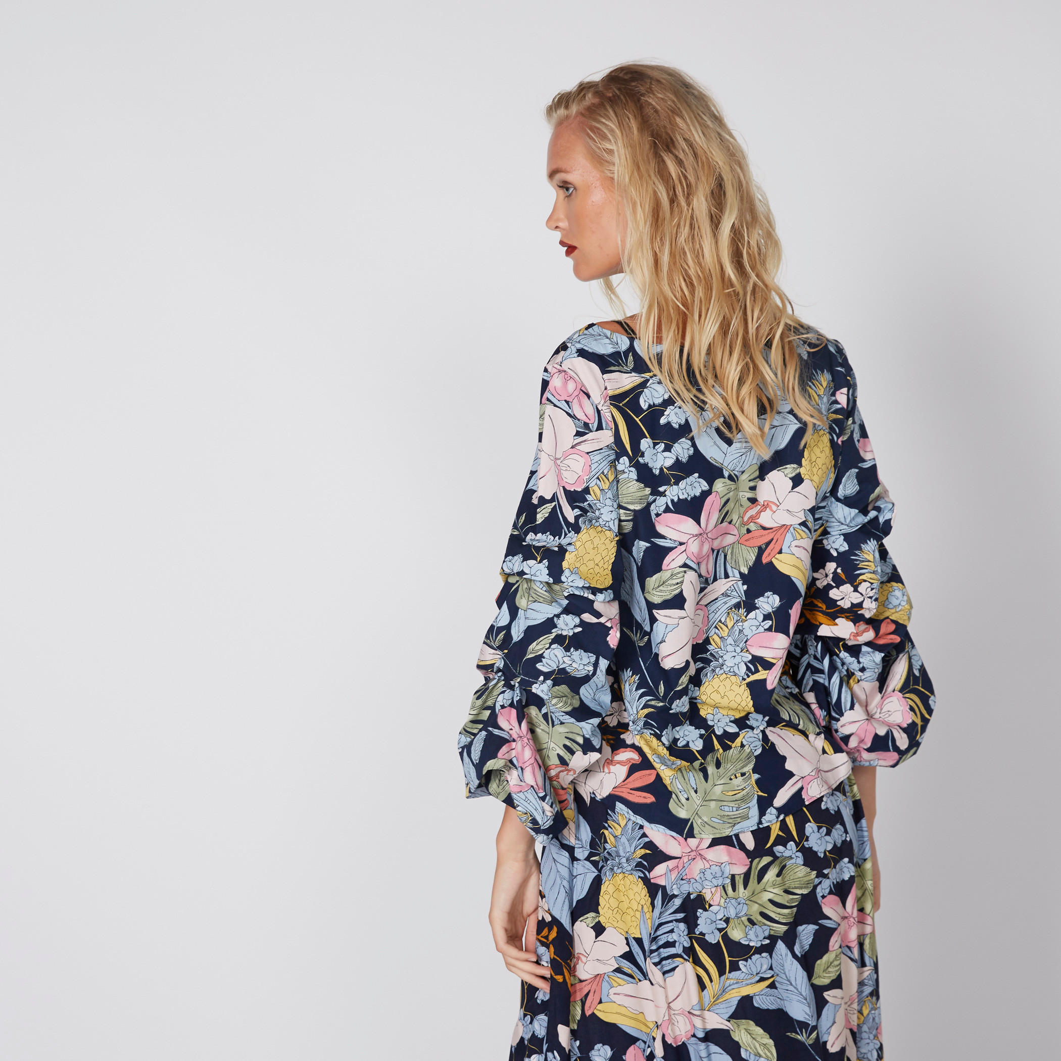 بلوزة بياقة مستديرة وأكمام منتفخة وطبعات-women-clothing-shirtsandblouses-blouses-image-3