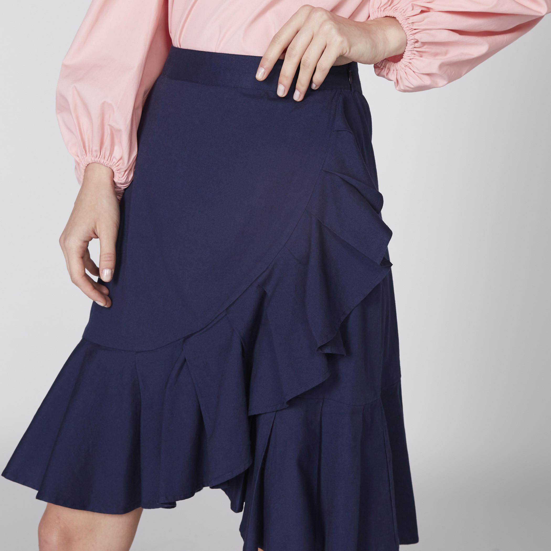 تنورة متوسطة الطول بتصميم متداخل وتفاصيل كشكش-women-clothing-bottoms-skirts-image-4