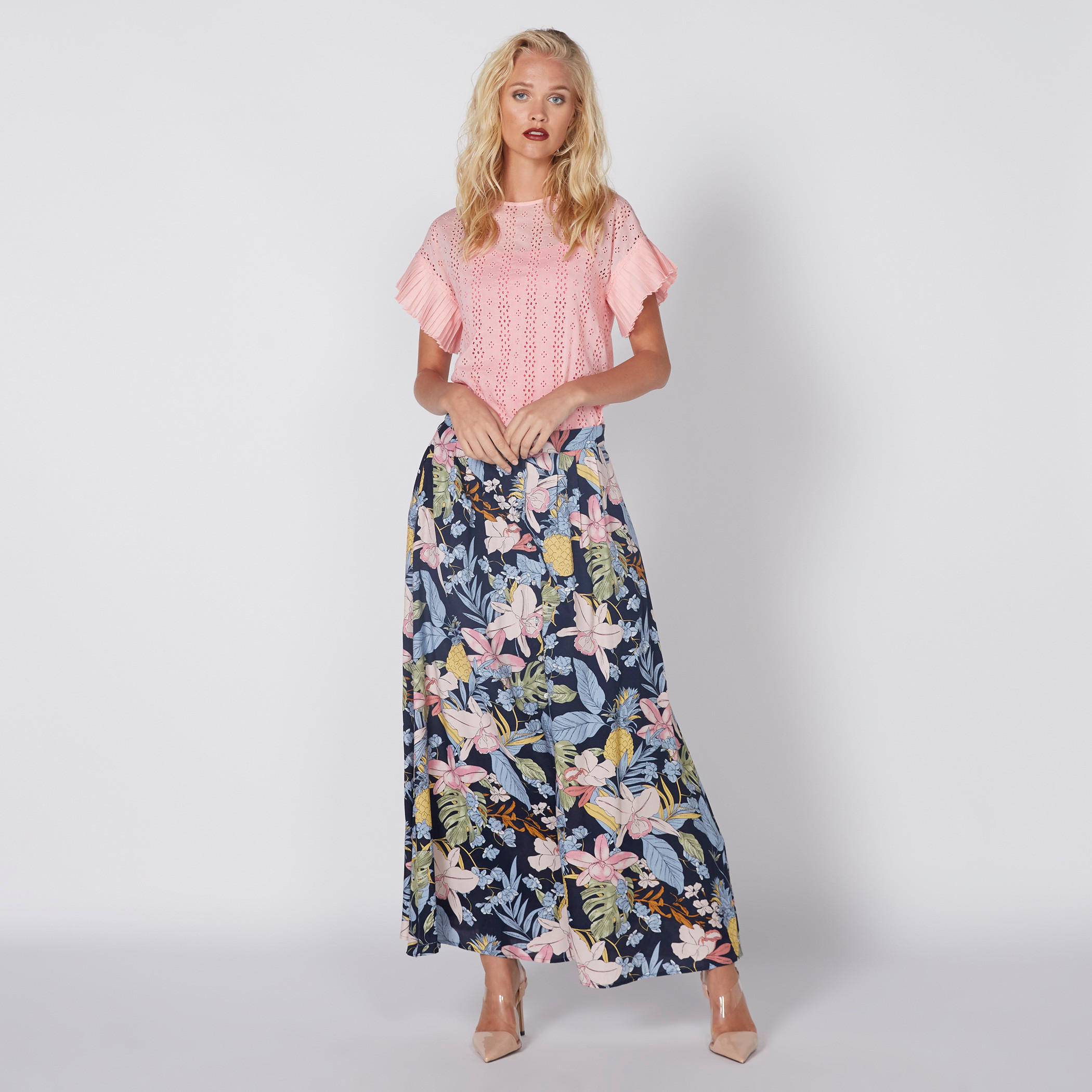 بلوزة بتفاصيل شيفلي وياقة مستديرة-women-clothing-shirtsandblouses-blouses-image-2