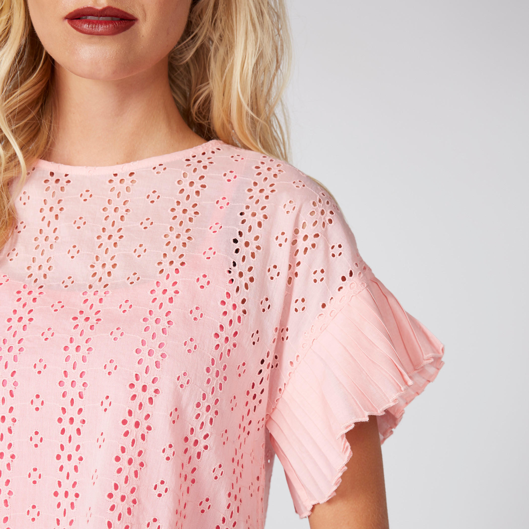 بلوزة بتفاصيل شيفلي وياقة مستديرة-women-clothing-shirtsandblouses-blouses-image-3