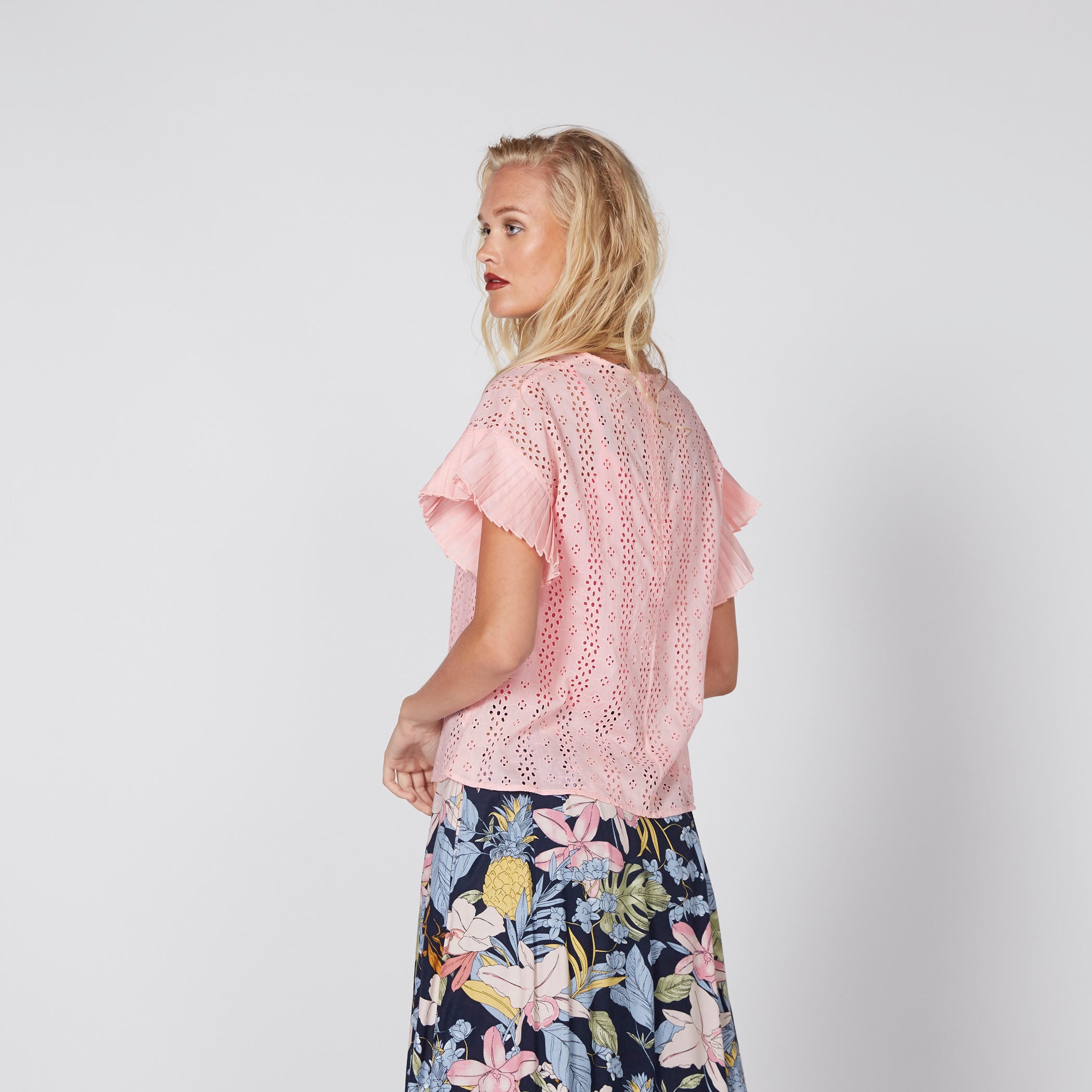 بلوزة بتفاصيل شيفلي وياقة مستديرة-women-clothing-shirtsandblouses-blouses-image-4