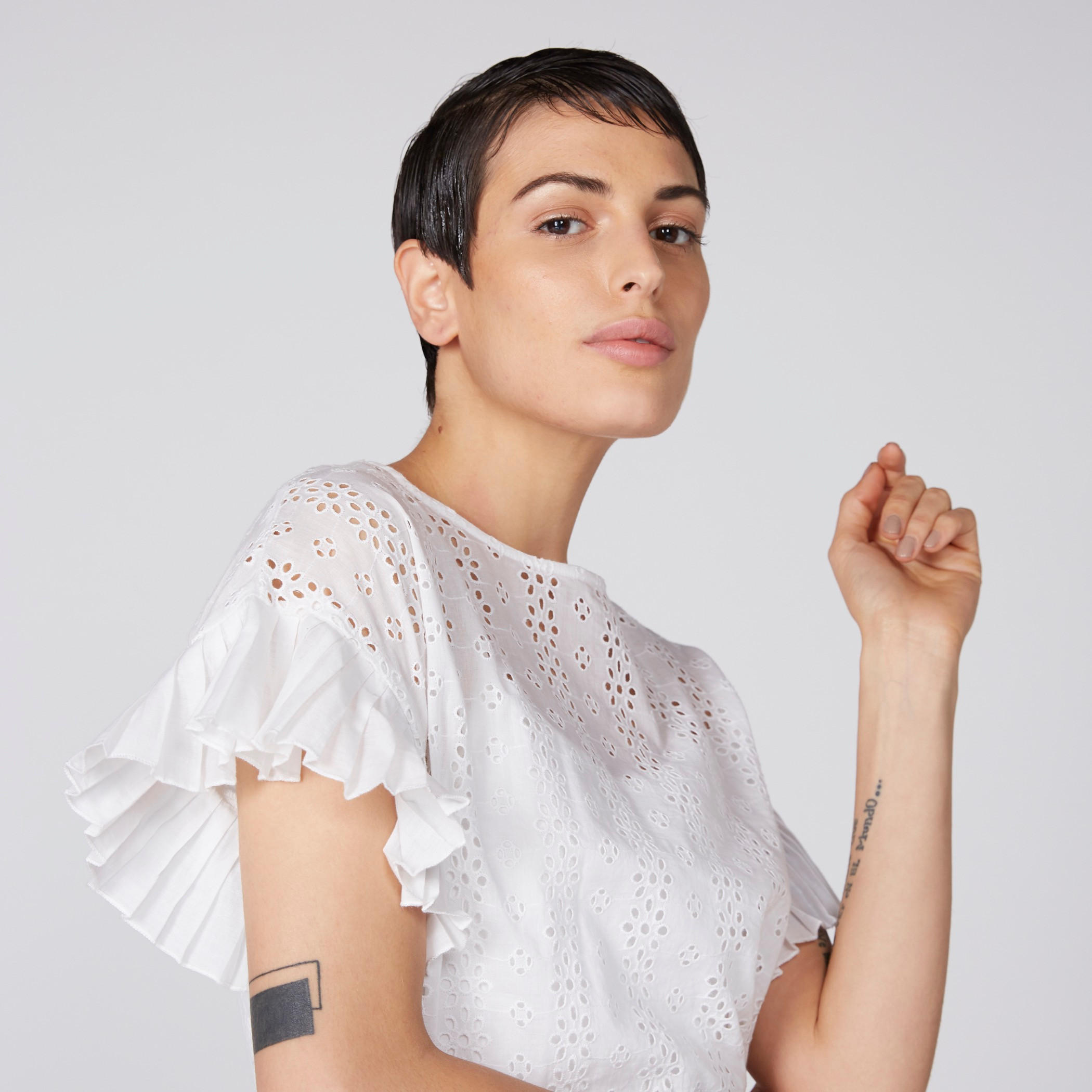 بلوزة بتفاصيل شيفلي وأكمام كشكش وسحّاب إغلاق-women-clothing-shirtsandblouses-blouses-image-1