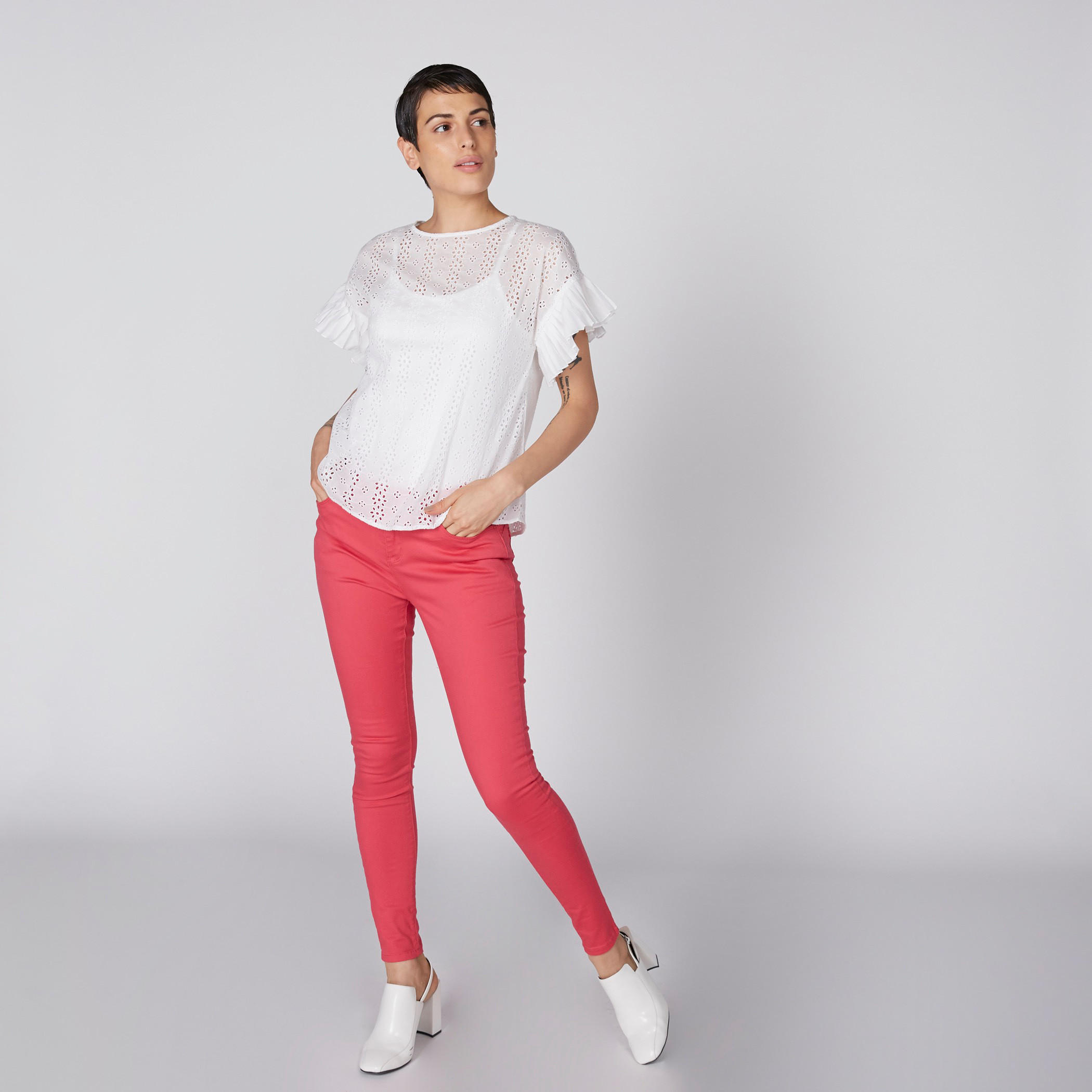 بلوزة بتفاصيل شيفلي وأكمام كشكش وسحّاب إغلاق-women-clothing-shirtsandblouses-blouses-image-2