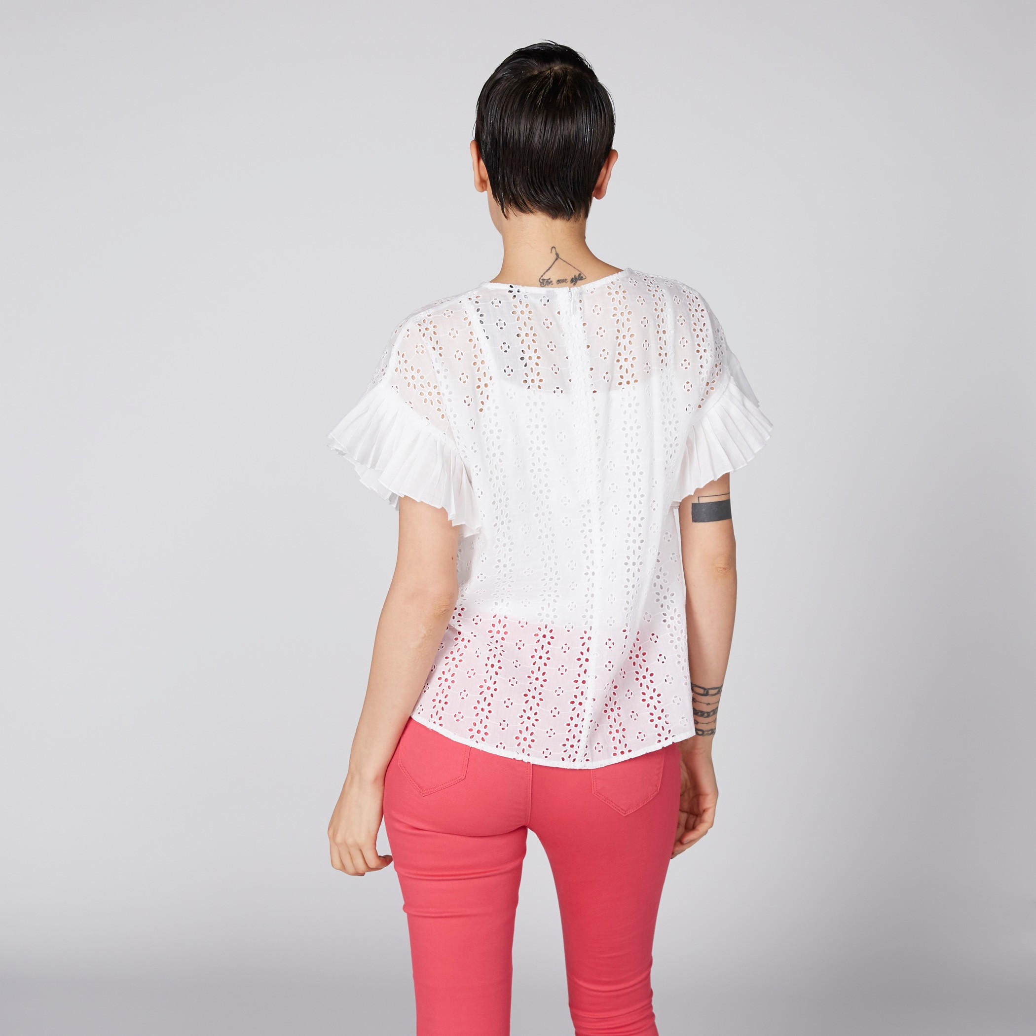 بلوزة بتفاصيل شيفلي وأكمام كشكش وسحّاب إغلاق-women-clothing-shirtsandblouses-blouses-image-3