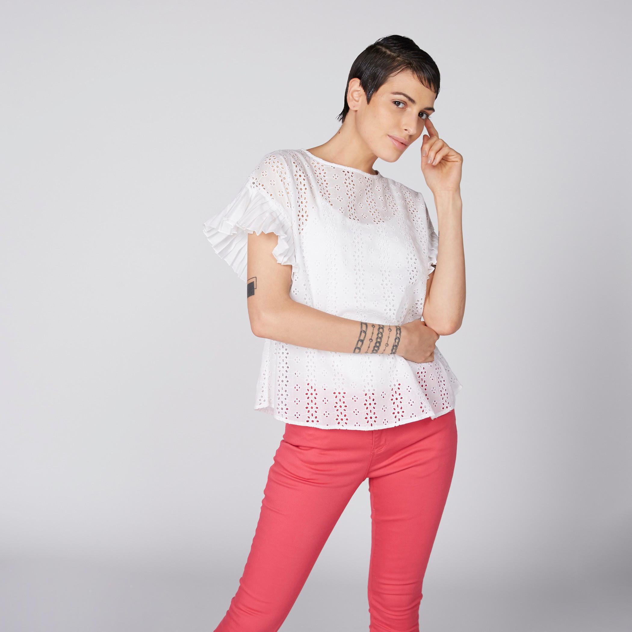 بلوزة بتفاصيل شيفلي وأكمام كشكش وسحّاب إغلاق-women-clothing-shirtsandblouses-blouses-image-4